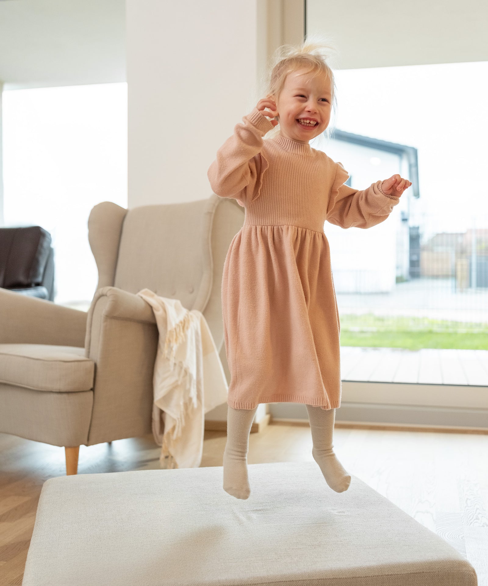 Kind springt auf Hüpfpolster in Natur.