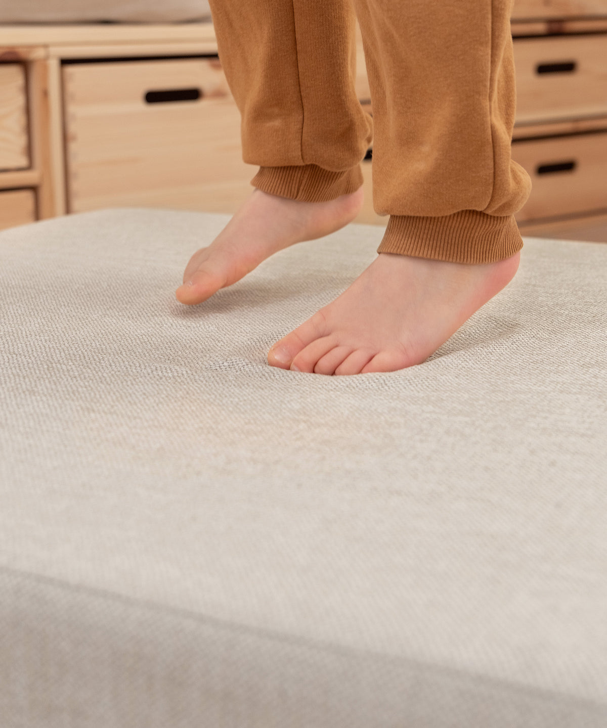 Sprungstabile Federung*Das Indoor-Spielzeug begeistert durch einen robusten Federkern, der für maximale Haltbarkeit sorgt - für ungebremsten Hüpfspaß!| Kind springt auf Hüpfpolster.