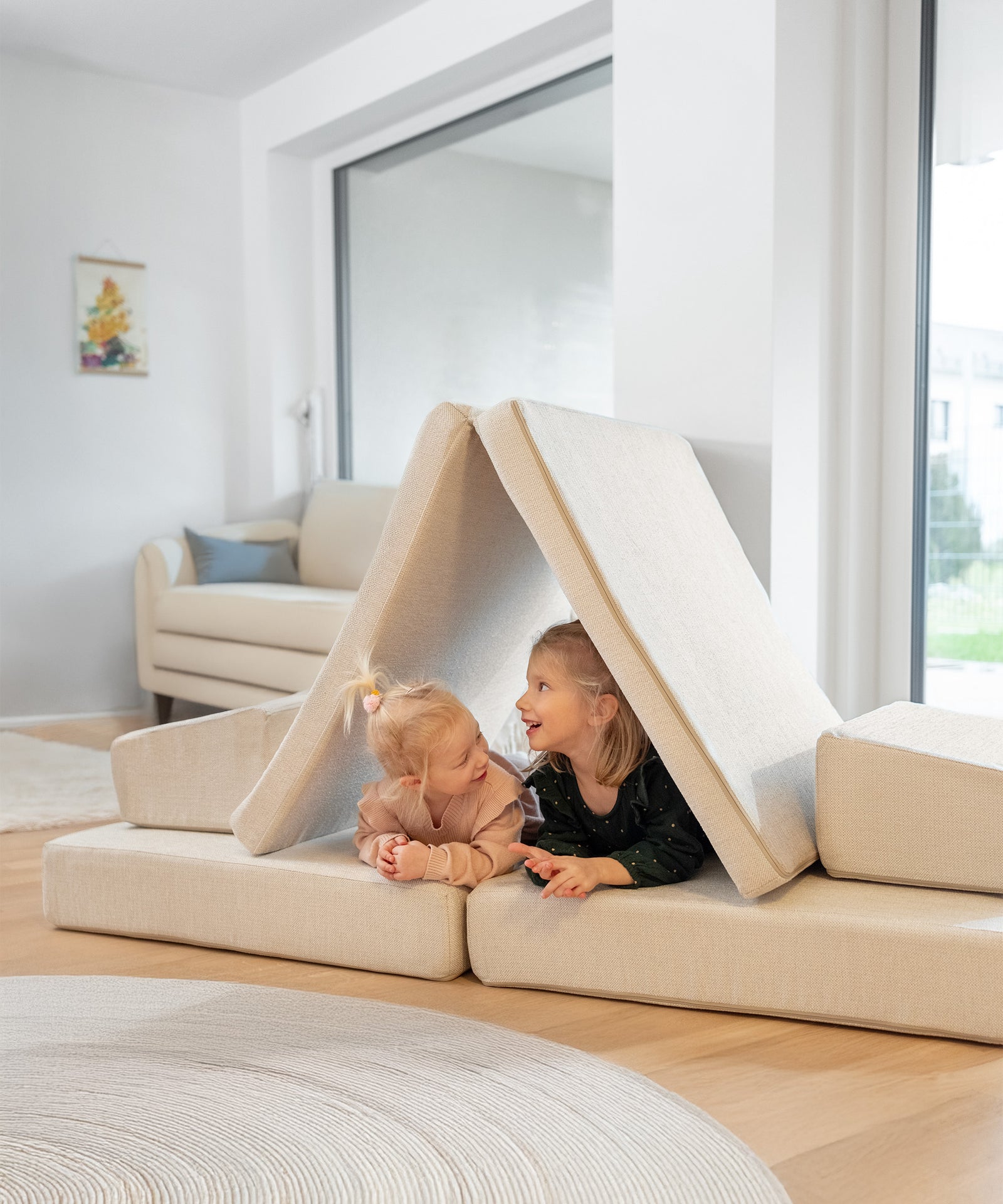 1 Sofa -  Viele Möglichkeiten*Das Hüpfsofa kann in unzählige Spielwelten verwandelt werden – ob als Burg, Höhle, Schiff oder Turnmatte, alles ist möglich!| Ein Kindersofa mit unendlichen Spielmöglichkeiten. 