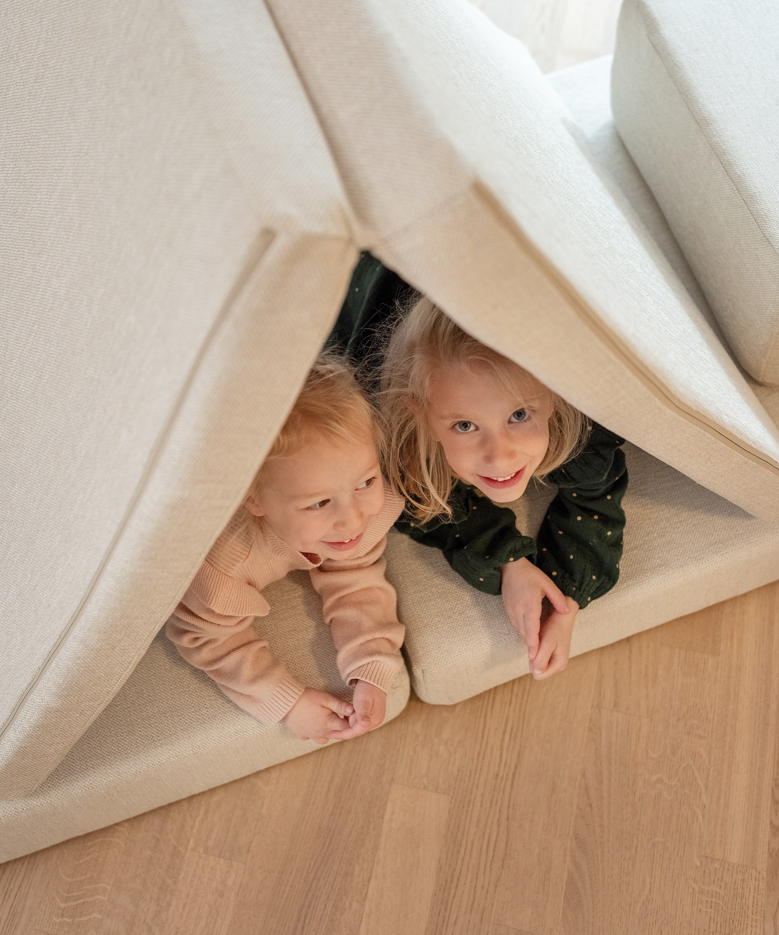 Höhle oder Versteck aus Hüpfsofa bauen.
