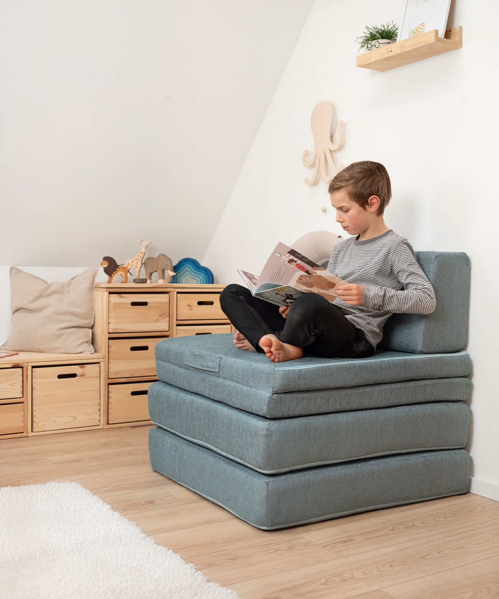 Das Hüpfsofa kann zu einem erhöhten Stuhl zusammengeklappt werden.