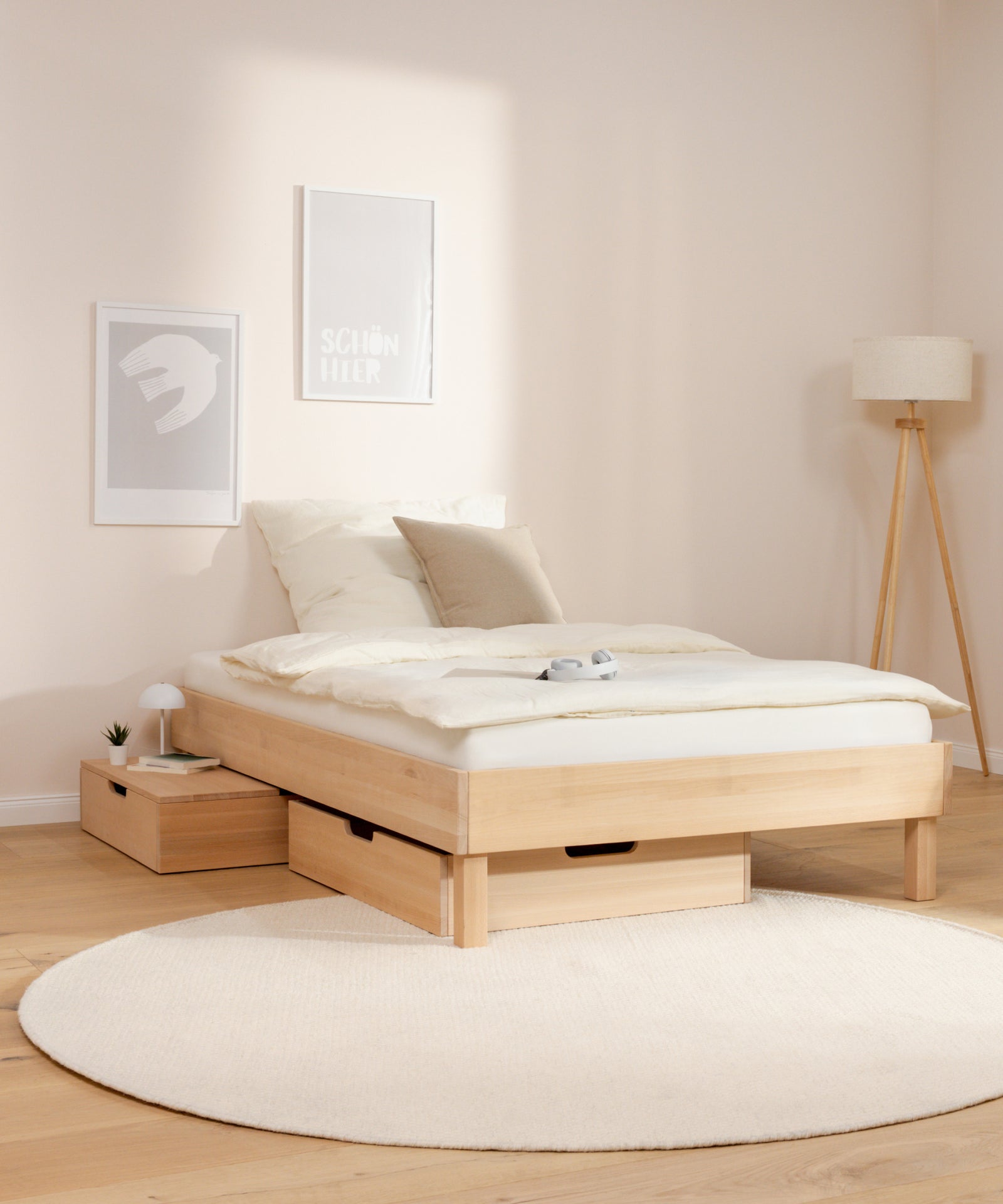 Großzügige Liegefläche*Das Jugendbett bietet mehr Platz zum Schlafen und Entspannen als ein klassisches Einzelbett.|Jugendbett mit großzügiger Liegefläche steht im Zimmer.