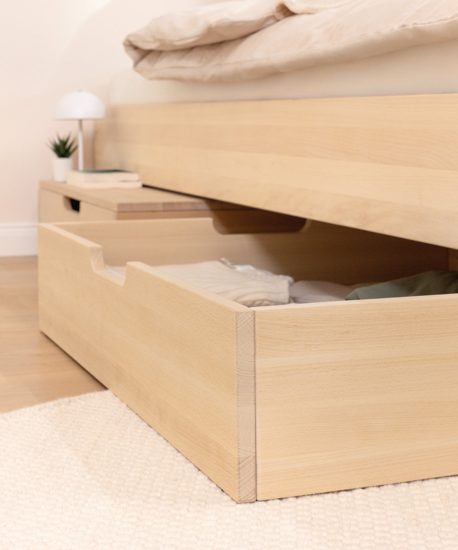 Zeitloses Design*Das Jugendbett Plano aus Buchenholz besticht durch seine Qualität und das zeitlose Design - perfekt für jeden Einrichtungsstil.| Jugendbett aus Buchenholz mit zeitlosem und minimalistischem Design.