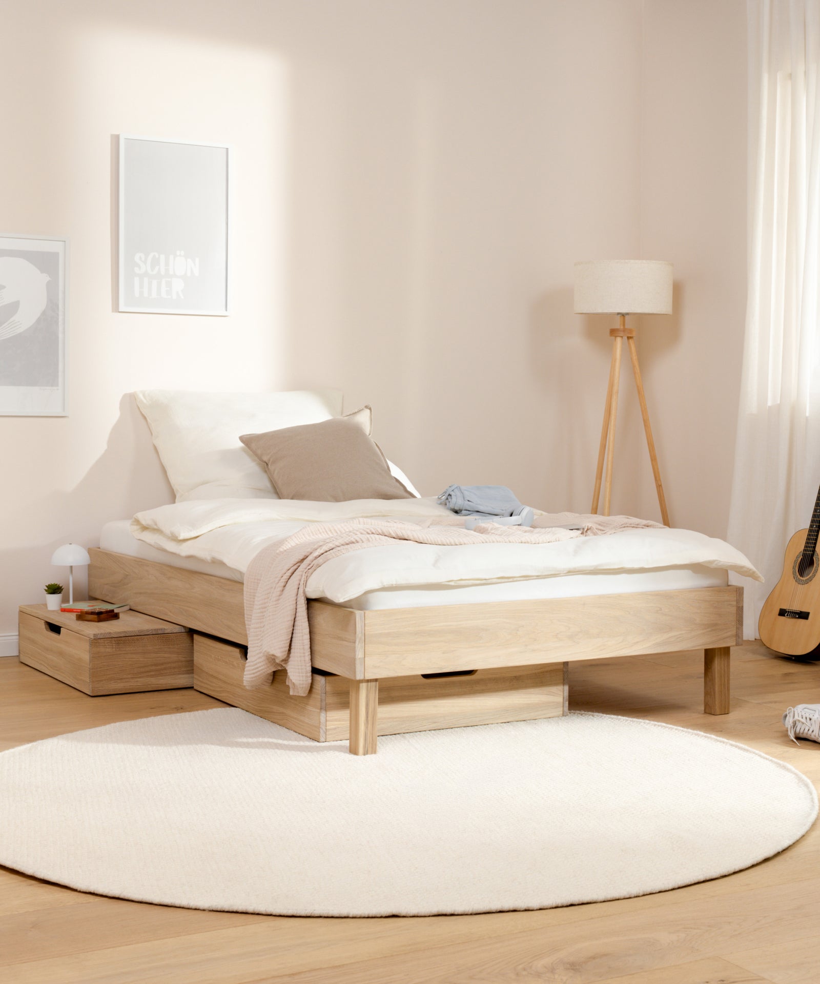 Großzügige Liegefläche*Das Jugendbett bietet mehr Platz zum Schlafen und Entspannen als ein klassisches Einzelbett.|Jugendbett mit großzügiger Liegefläche steht im Zimmer.