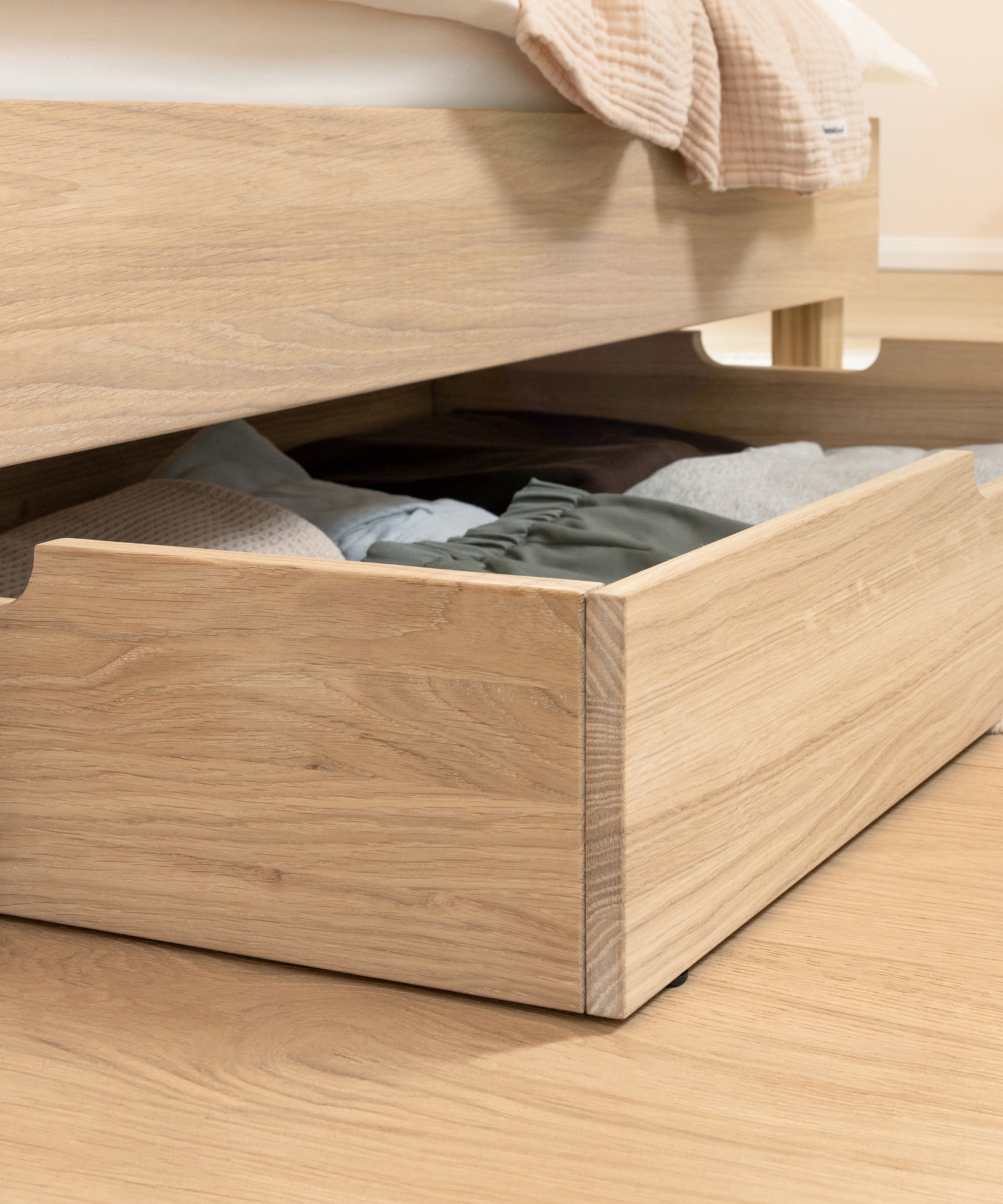 Zeitloses Design*Das Jugendbett Plano aus geöltem Eichenholz besticht durch seine Qualität und das zeitlose Design - perfekt für jeden Einrichtungsstil.| Jugendbett aus Eichenholz mit zeitlosem Design.