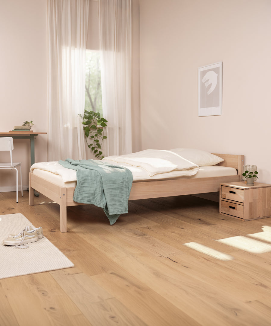 Das Jugendbett Natur Standard steht im Jugendzimmer.