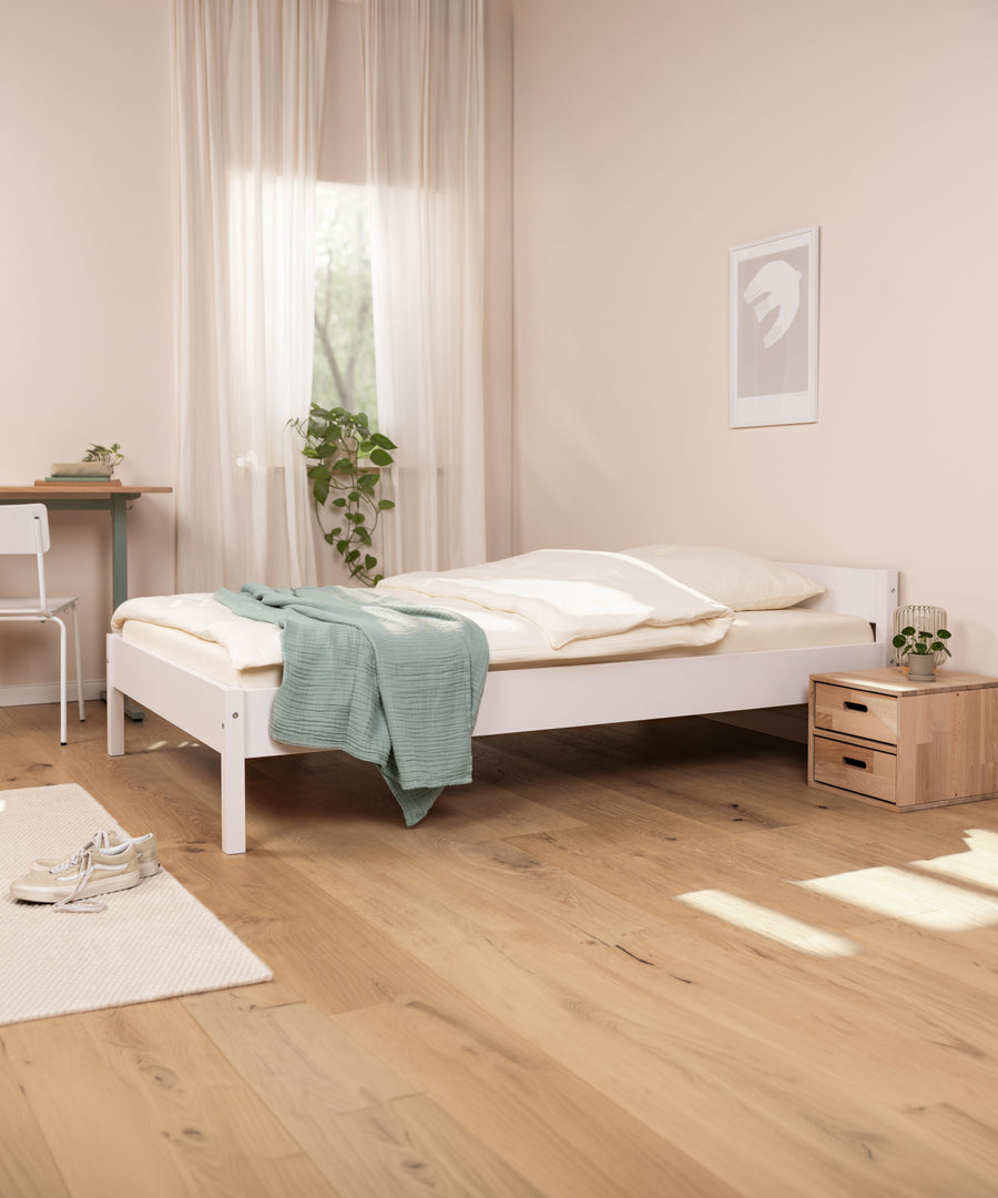 Das Jugendbett Weiß Standard steht im Jugendzimmer.