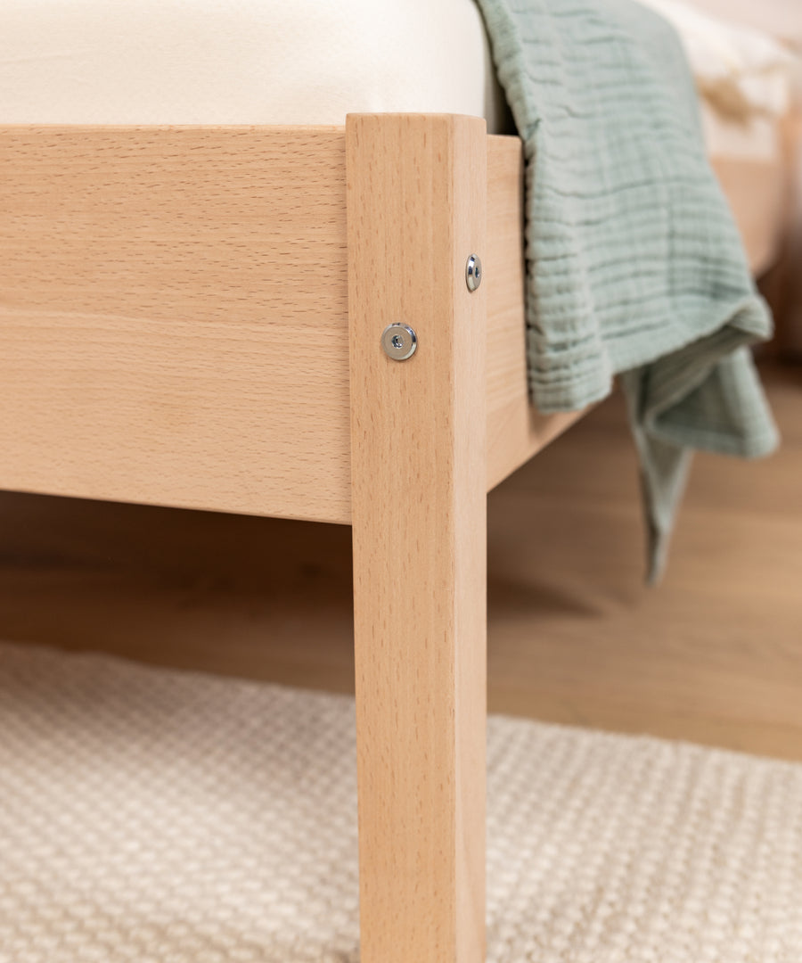 Detail des Jugendbetts Nova aus massivem, naturbelassenem Buchenholz.