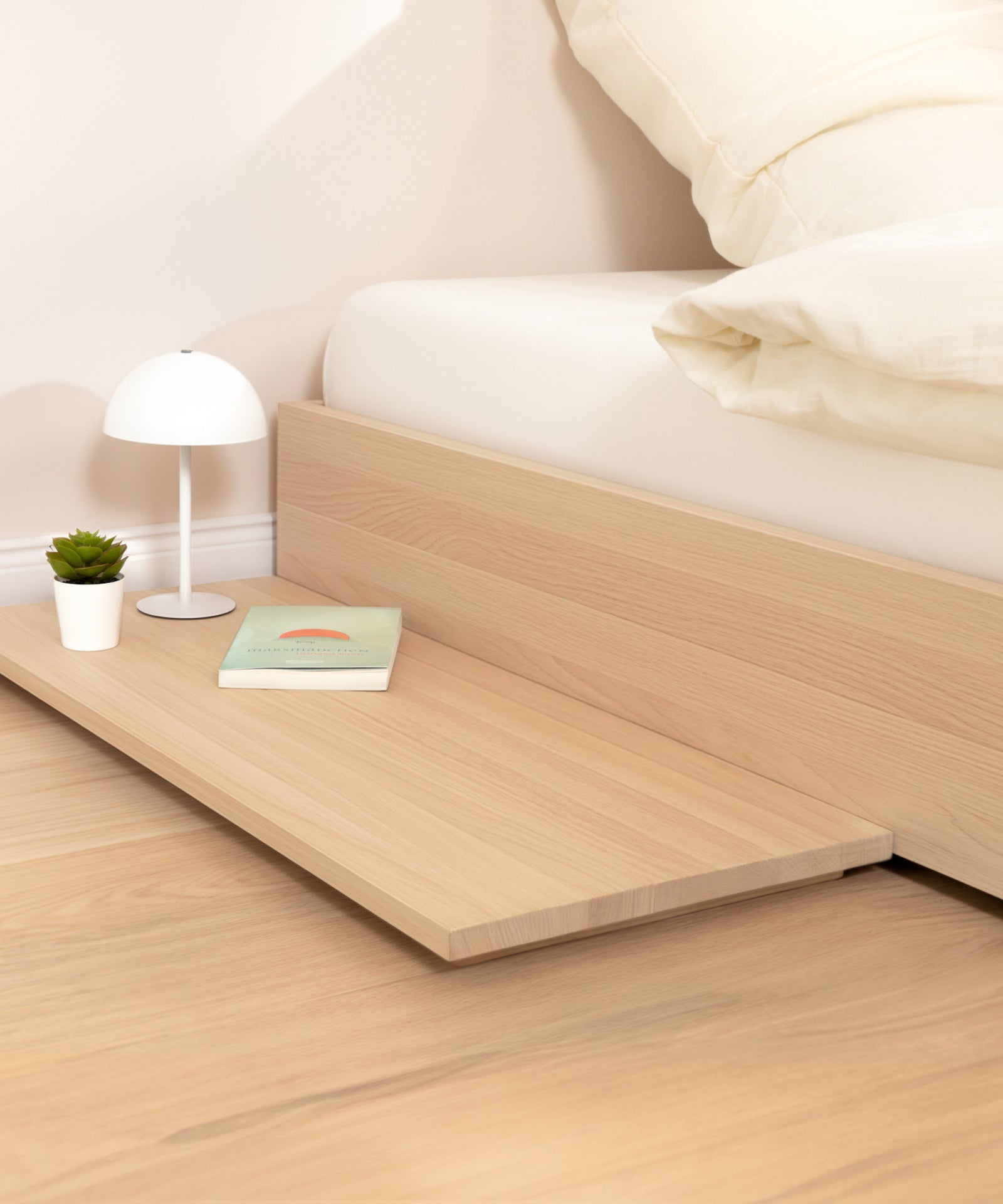 Optionales Zubehör*Ob Doppelschublade oder Ablage - mit dem passenden Zubehör kannst du das Bett passend für deine Bedürfnisse ausstatten.|Jugendbett mit optionaler Seitenablage.