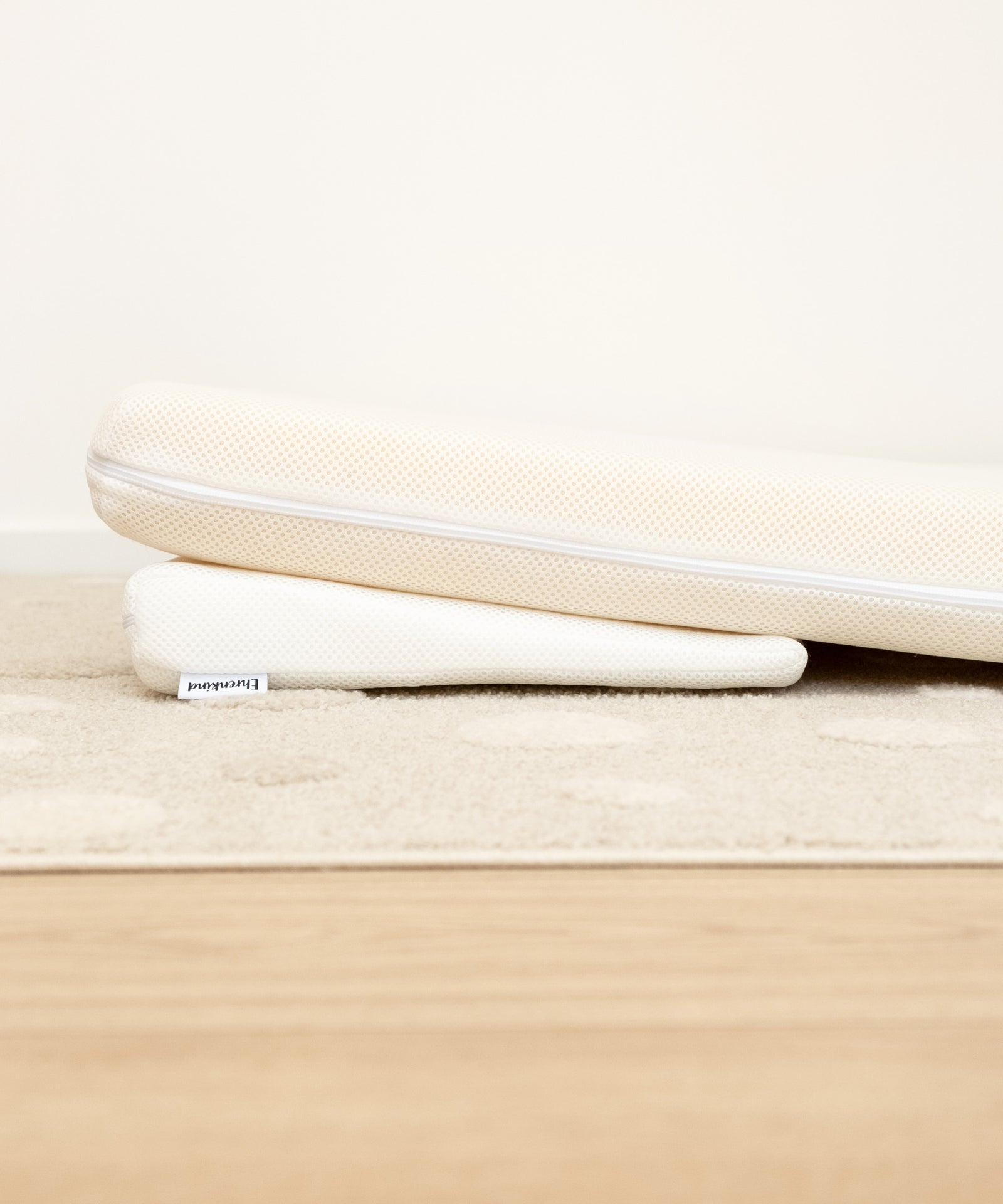 Keilkissen unter Matratze.