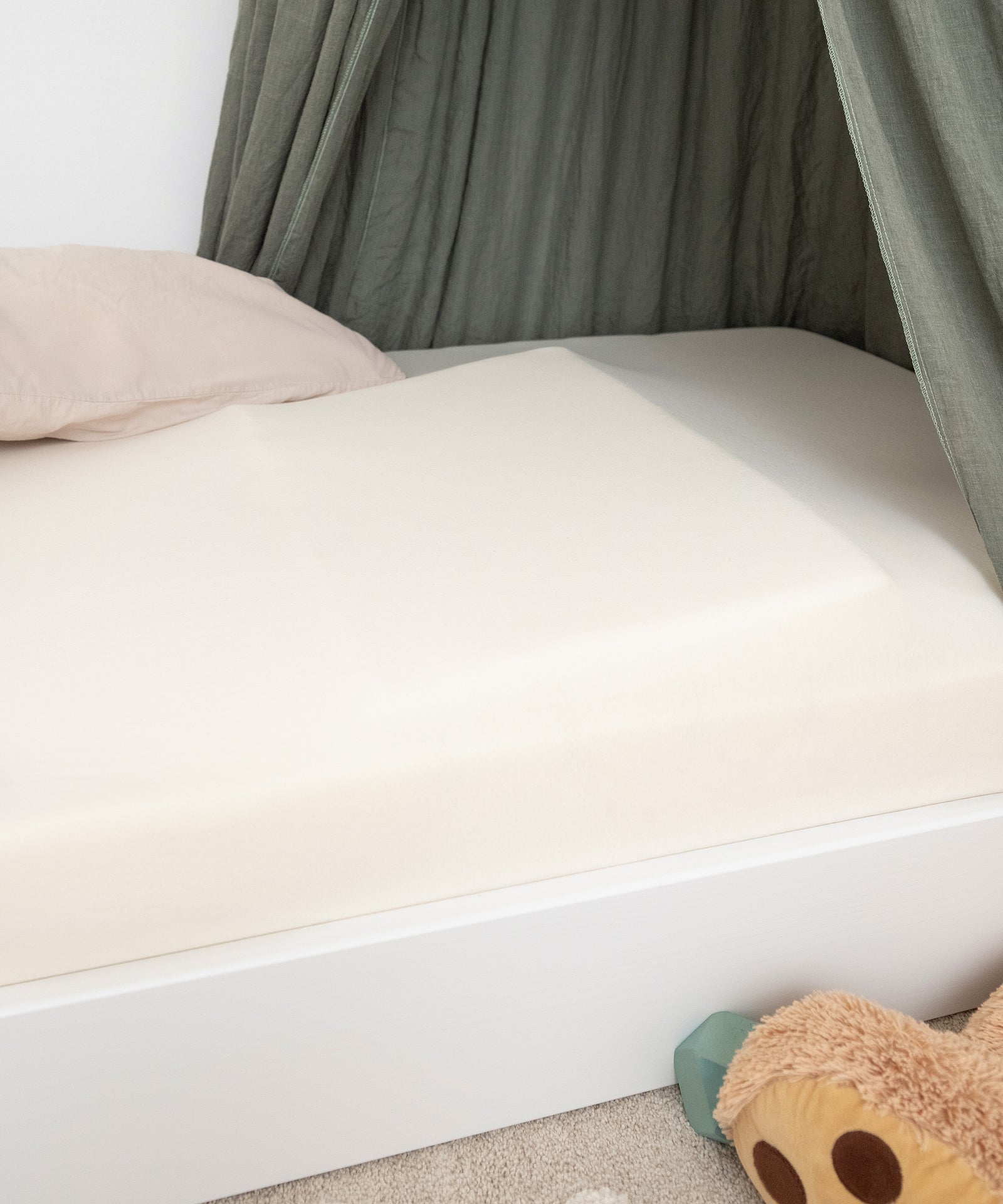 Keilkissen unter Spannbettlaken.