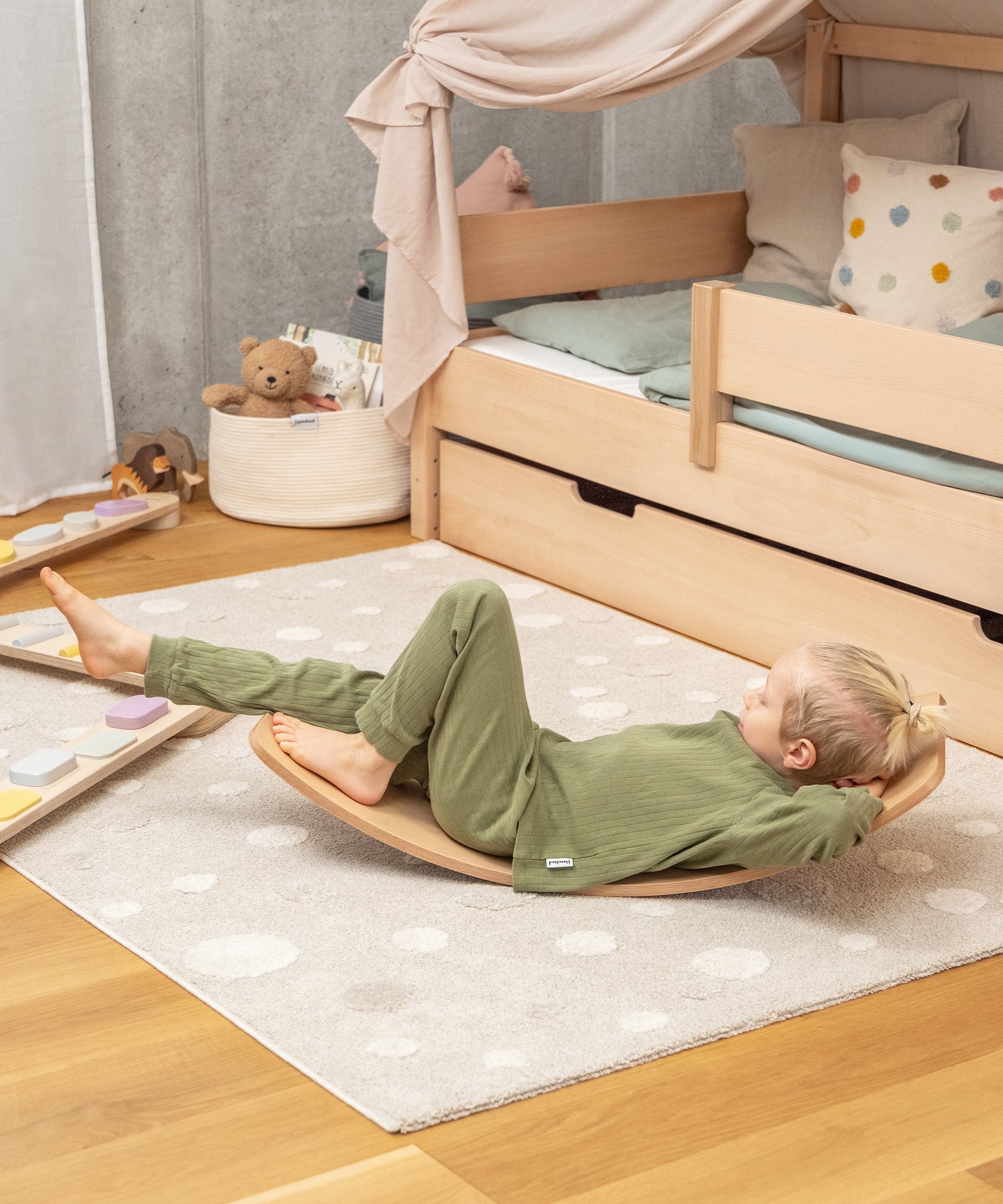 Erst bewegen, dann ausruhen*Die geschwungene Form des Balancierbretts ist nicht nur fürs spielerische Training gedacht, sondern lädt auch zum Entspannen ein.|Balance-Board als Liegefläche.