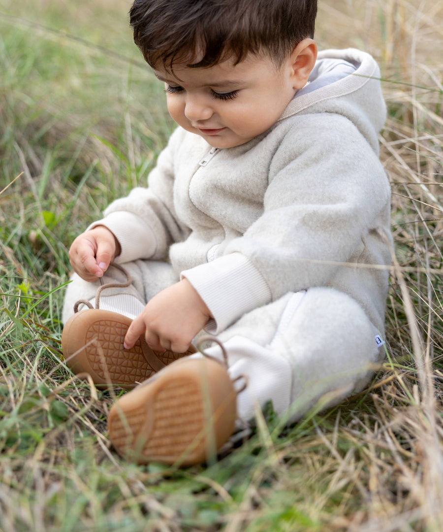 Wollfleece-Overall in Natur.
