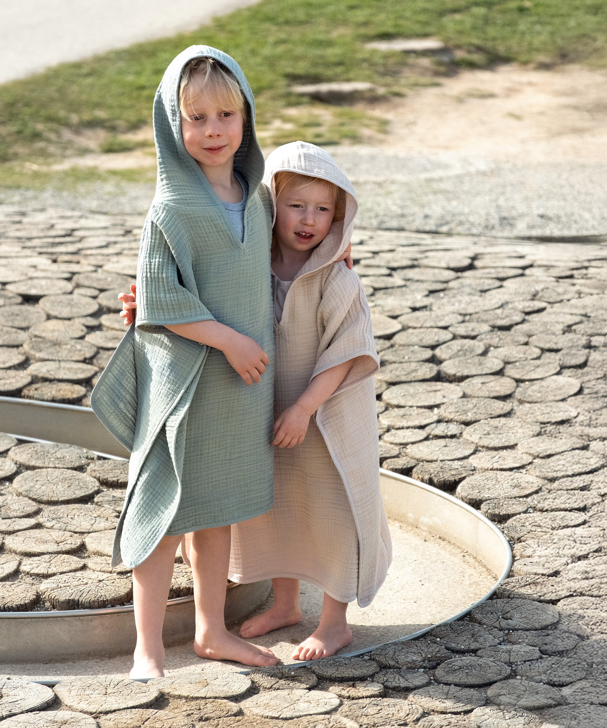 Kinder im Badeponcho aus Musselin.