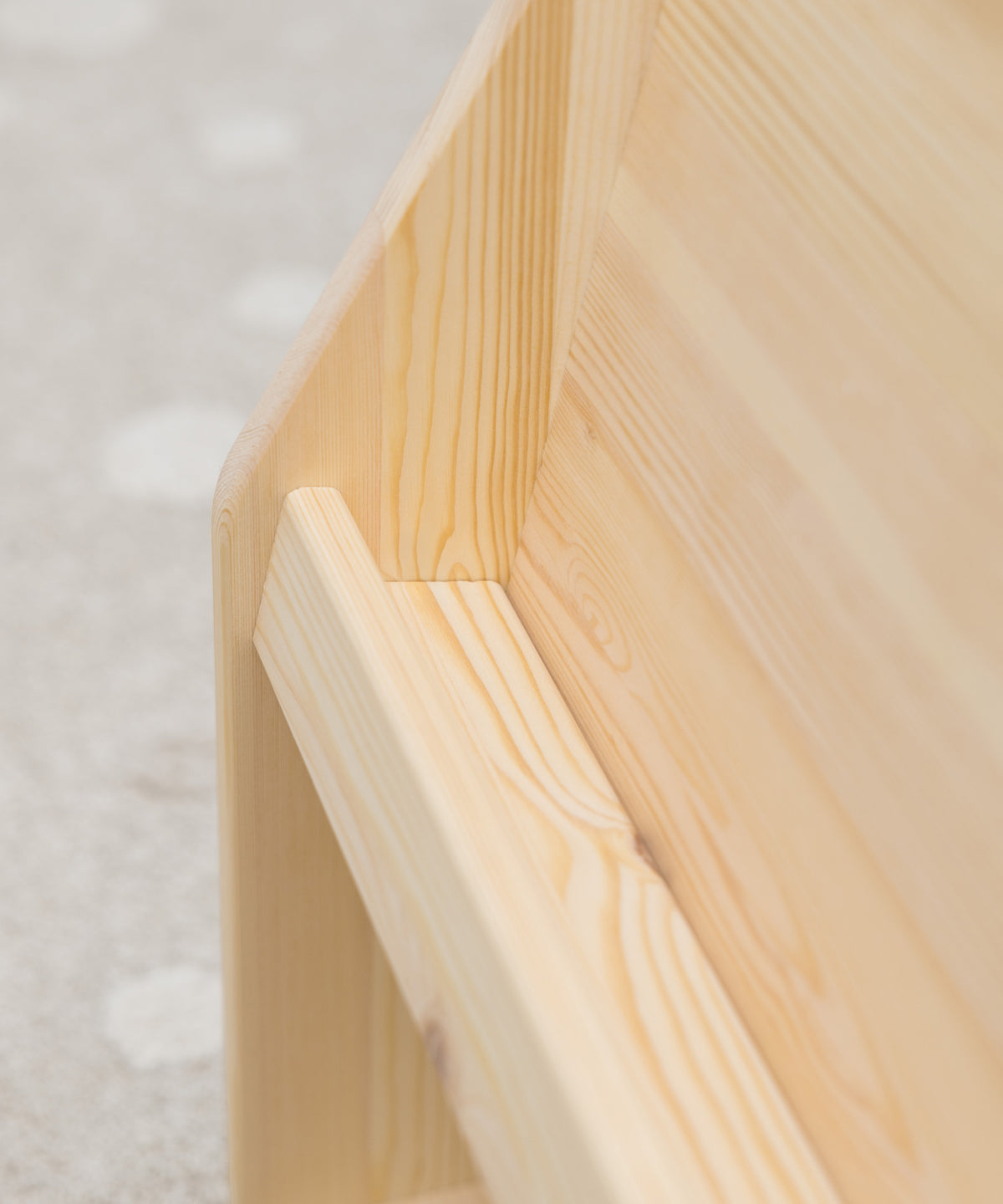 Langlebig & nachhaltig*Das Bücherregal wird aus FSC-zertifiziertem Kiefernholz gefertigt und in Europa unter fairen Bedingungen hergestellt.|Fair in Europa produziertes Kinderbücherregal aus nachhaltigem Kiefernholz.