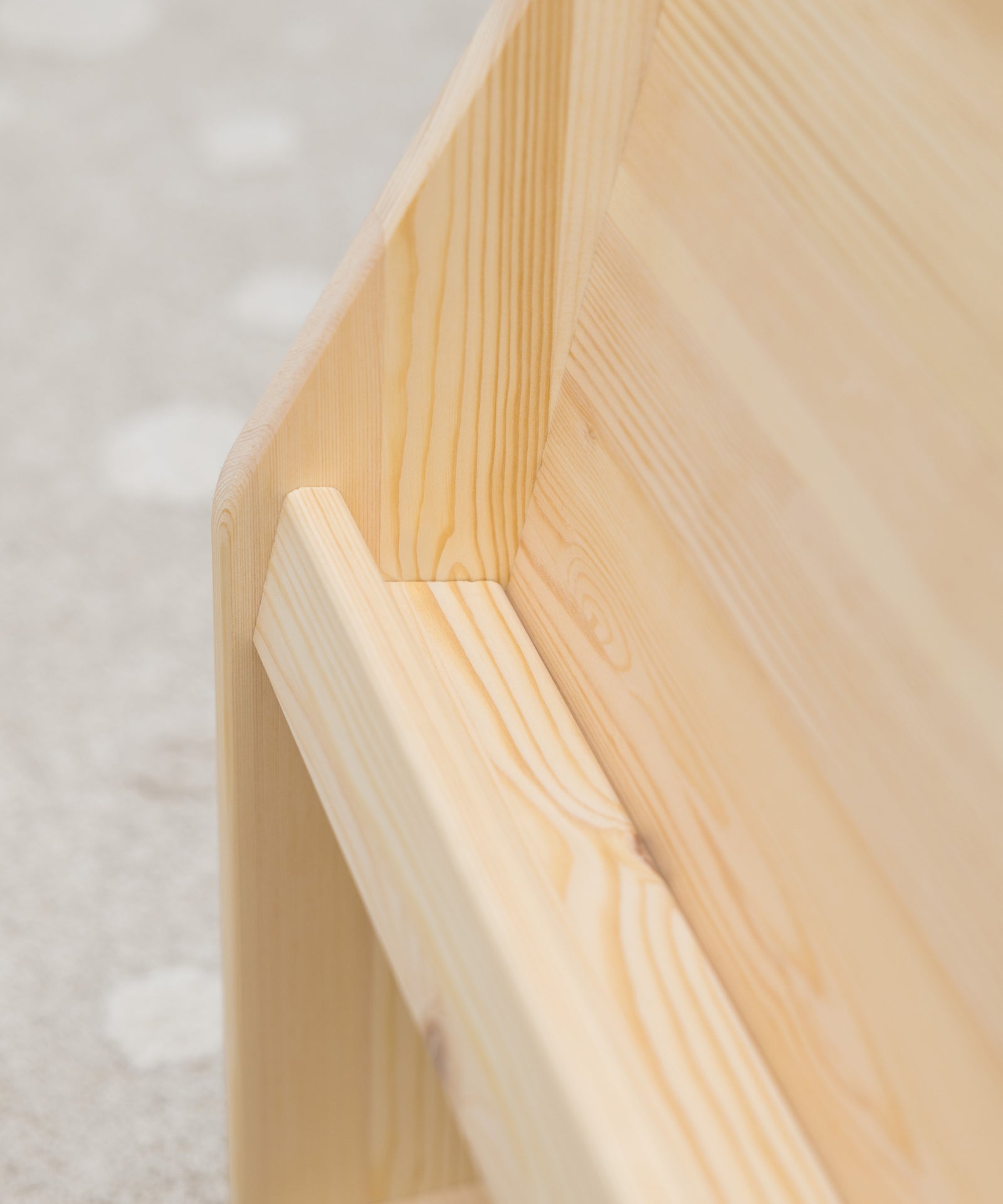 Langlebig & nachhaltig*Das Bücherregal wird aus FSC-zertifiziertem Kiefernholz gefertigt und in Europa unter fairen Bedingungen hergestellt.|Fair in Europa produziertes Kinderbücherregal aus nachhaltigem Kiefernholz.