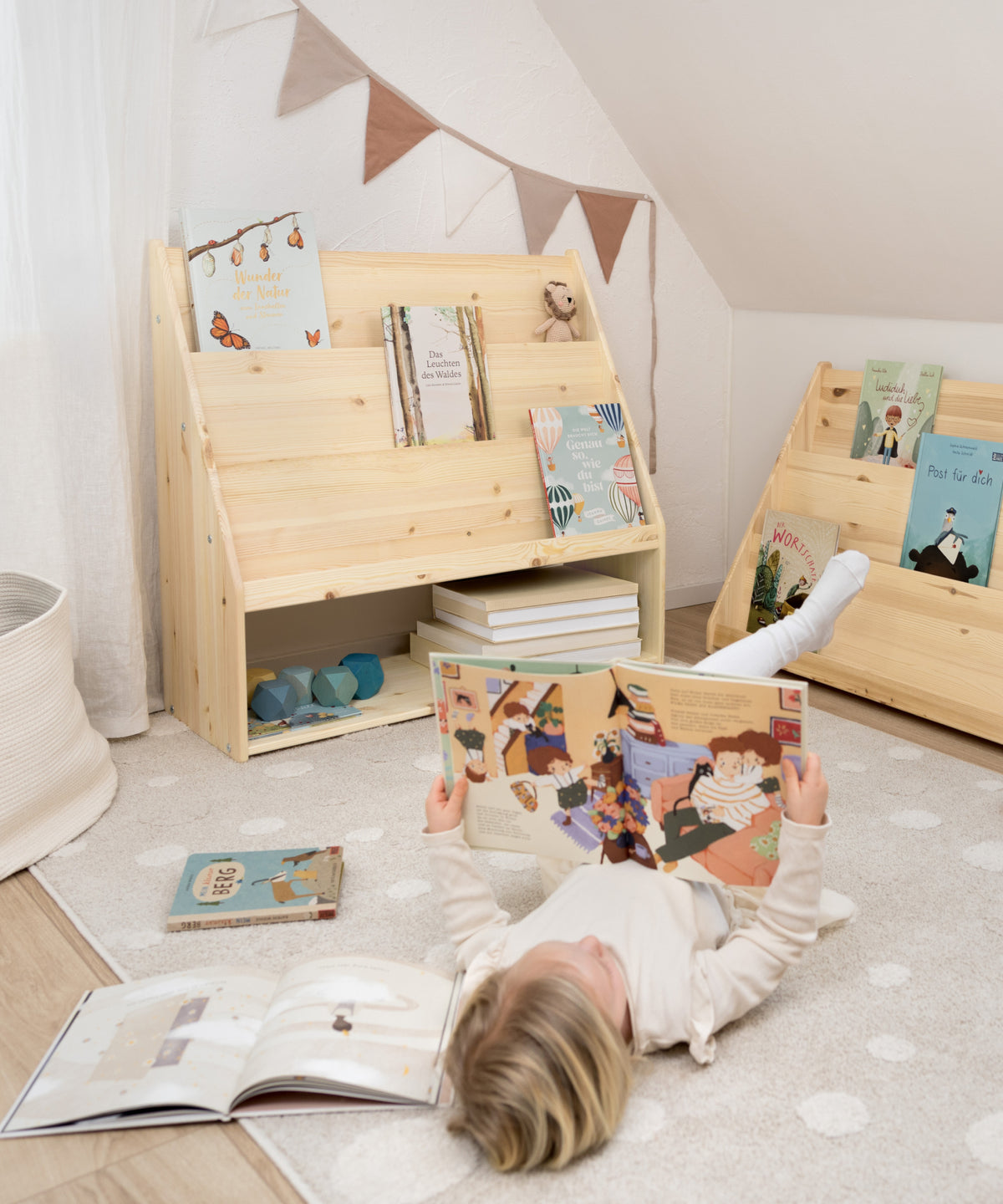 Zeitlos gestaltetes Kinderbücherregal passend für das Kinderzimmer.