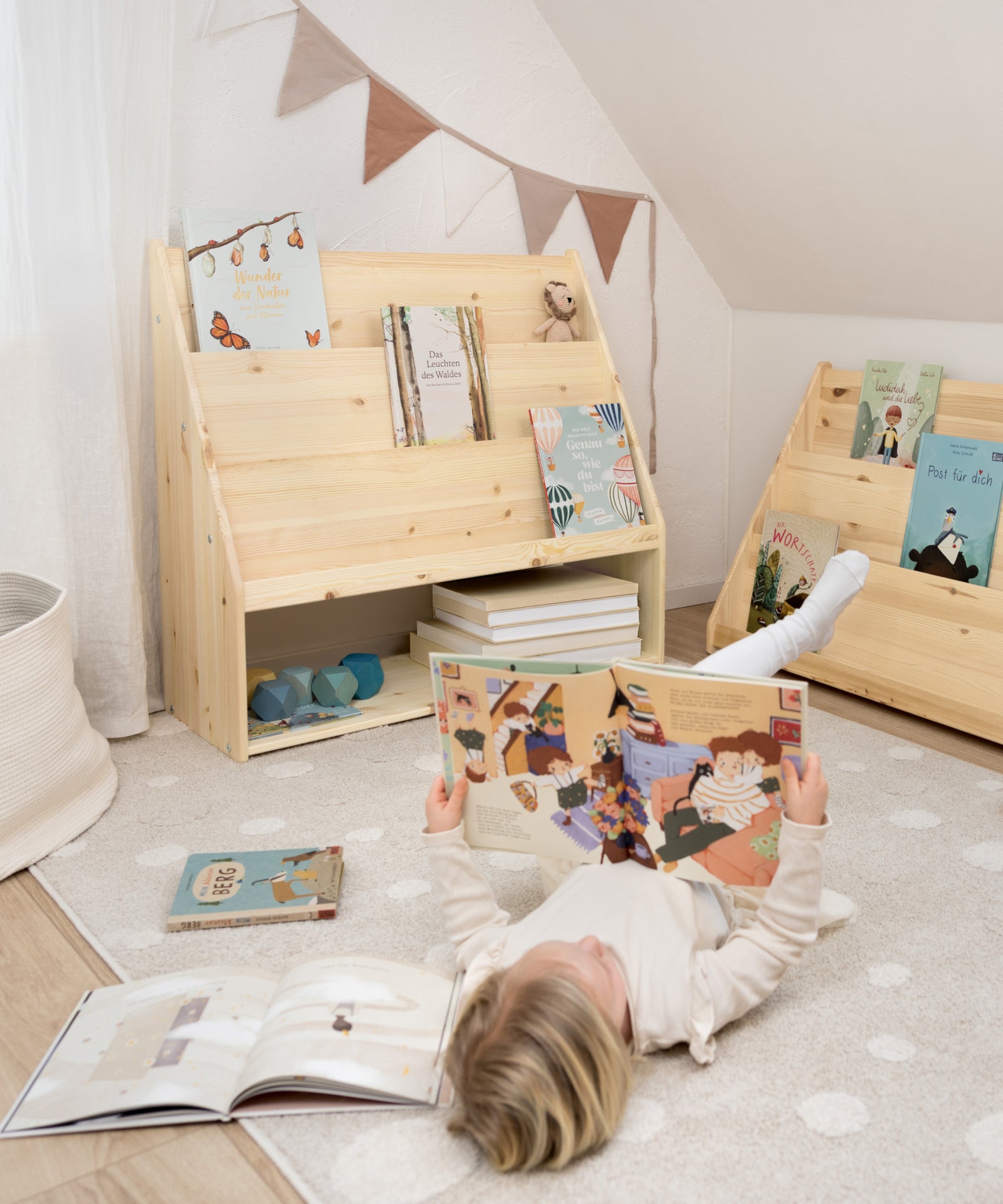 Zeitlos gestaltetes Kinderbücherregal passend für das Kinderzimmer.