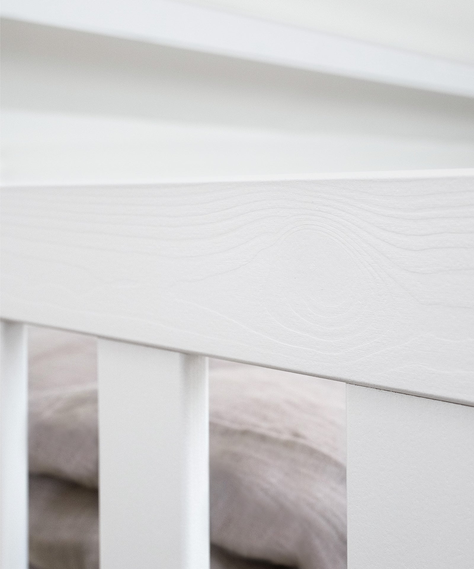 Nachhaltiges Kiefernholz*Unser Hausbett wird aus nachhaltigem Kiefernholz unter fairen Arbeitsbedingungen gefertigt.|Nahaufnahme Kiefernholz weiß.