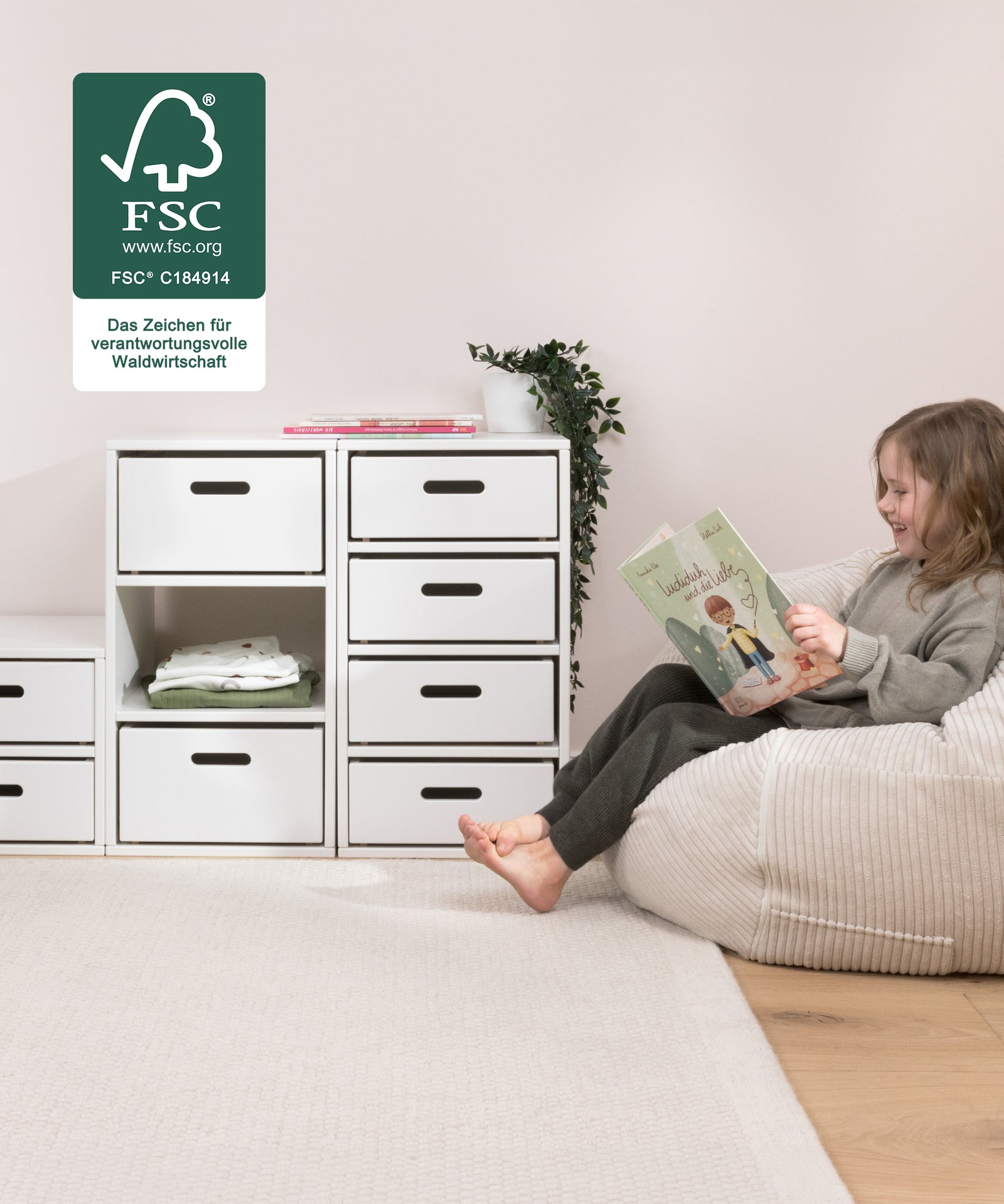 Selbstständig aufräumen*Durch die niedrige Höhe erreichen Kinder ihre Spielsachen selbst und lernen spielerisch Ordnung zu halten.|Kinder klnnen Spielsachen selbstständig in Regal einräumen.