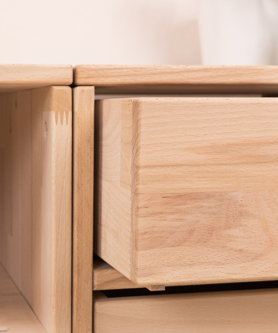 Natürliches Regalsystem aus Buche für das Kinderzimmer