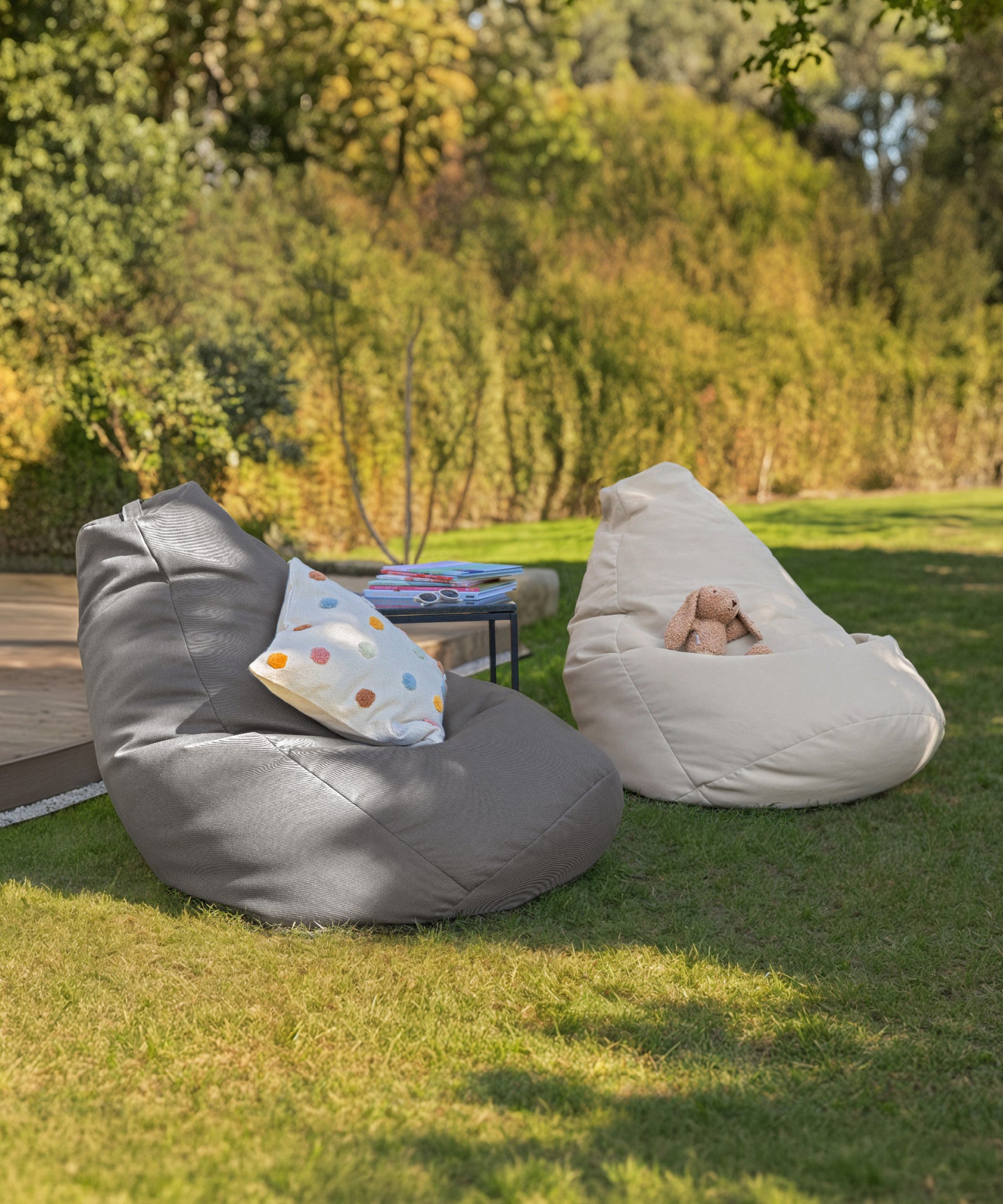 Wo der Alltag Pause macht*Ein gemütlicher Lieblingsplatz für Garten oder Kinderzimmer - zum Lesen, Spielen und einfach mal Durchatmen.| Sitzsäcke stehen im Garten.