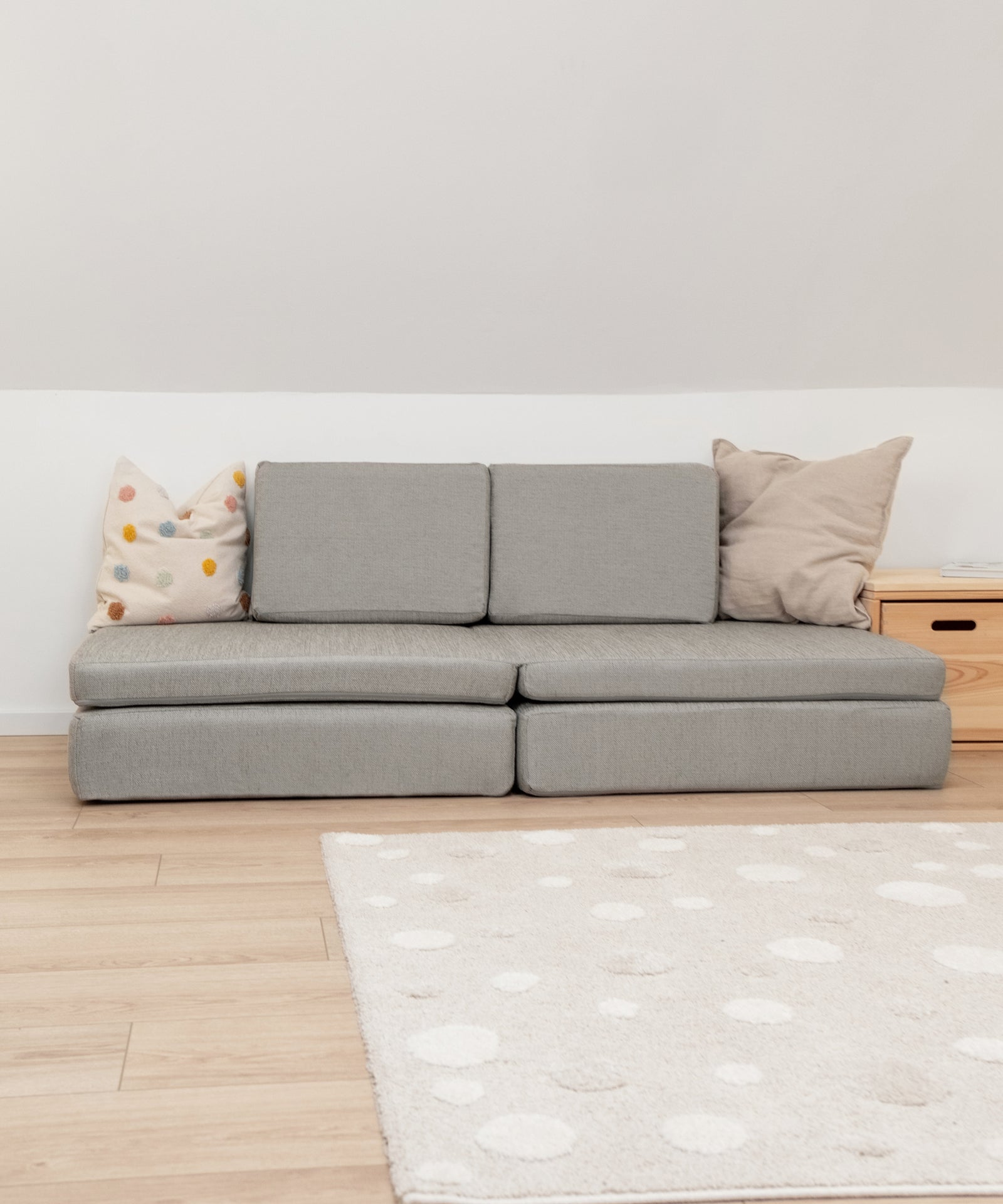 Vielseitiges Spielsofa*Unser Spielsofa ist mehr als nur ein Kindersofa – es kann zum Spielen, Lesen, Entspannen und Übernachten genutzt werden.| Das Spielsofa steht im Kinderzimmer.