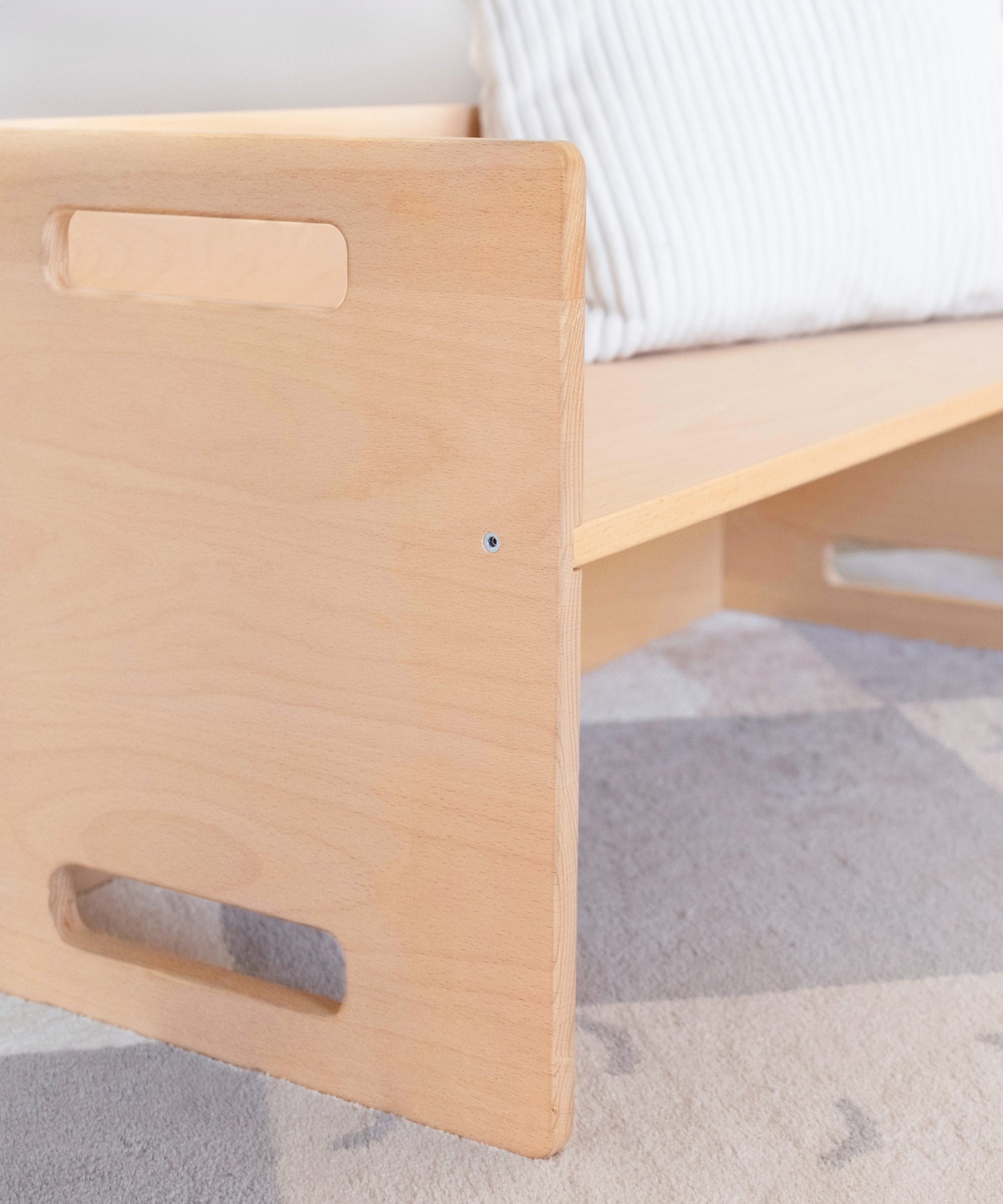 Abgerundete Ecken an den Wendemöbeln aus Buchenholz für mehr Sicherheit.