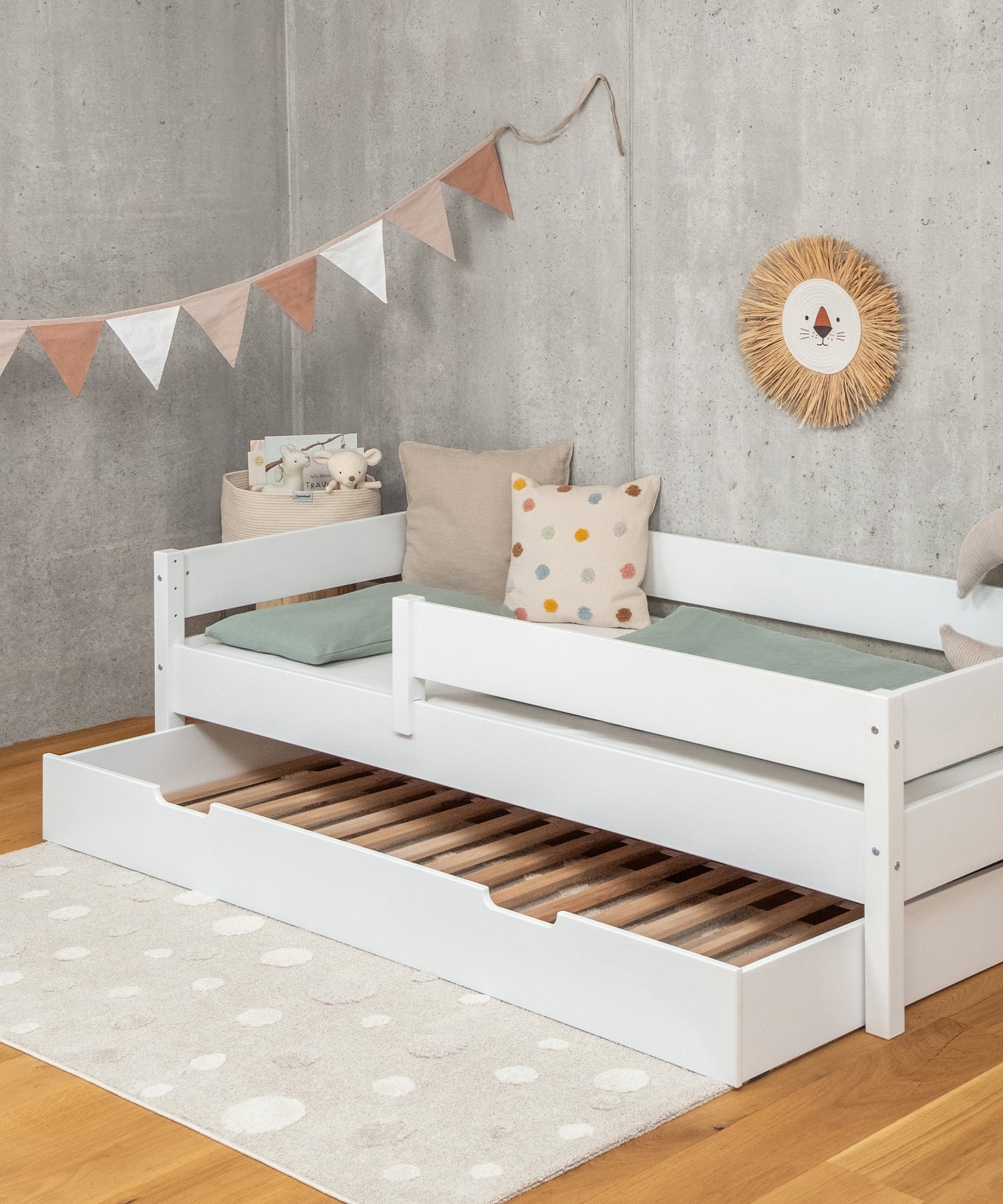 2 Größen & 2 Farben*Das Bett ist erhältlich in Weiß und Natur in den Größen 90 × 200 cm und 120 × 200 cm – genug Platz zum gemeinsamen Kuscheln.|Kinderbett mit Bettkasten in Weiß 90 × 200 cm.