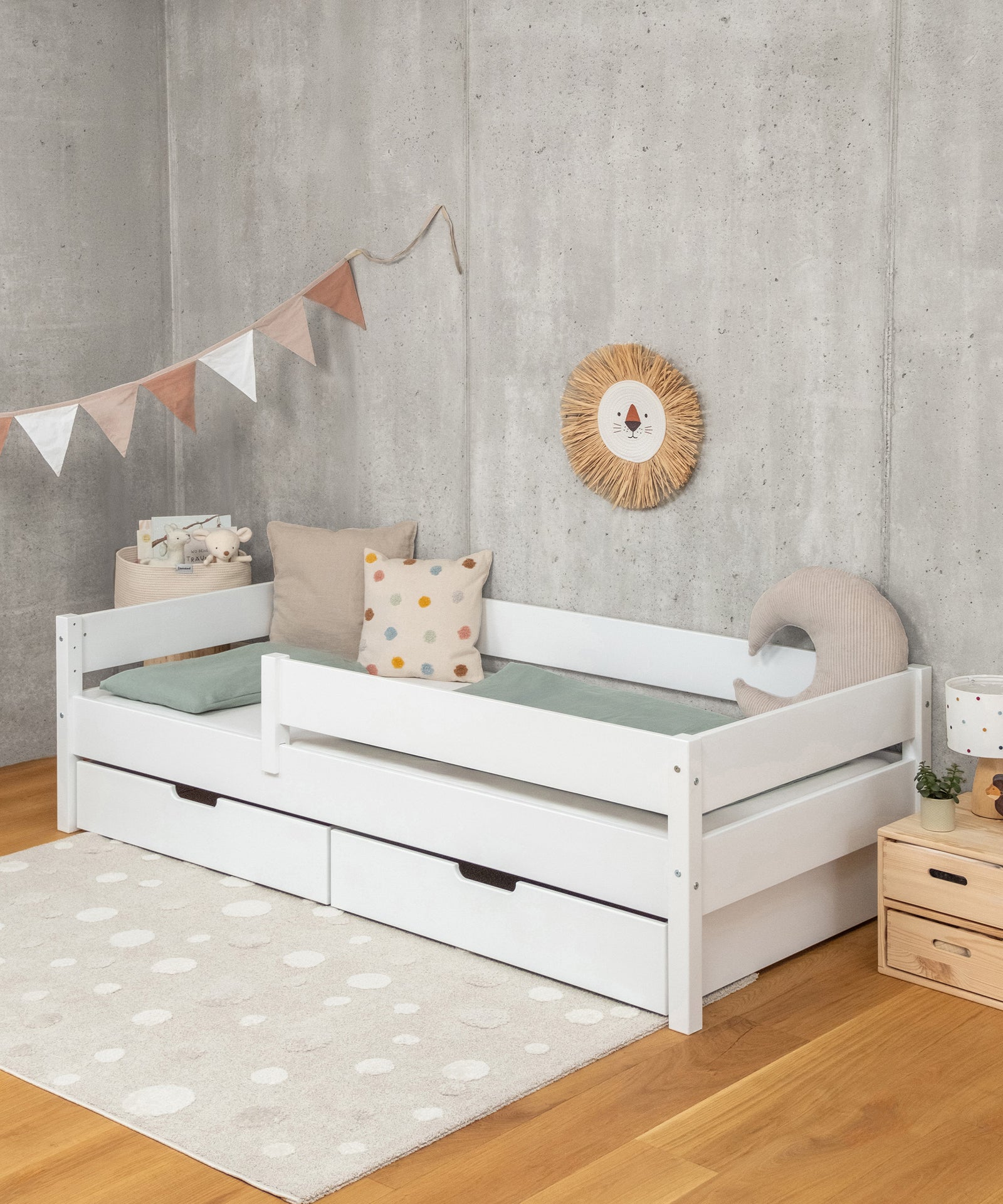 Klassisches, durchdachtes Design*Das Kinderbett aus Buchenholz verbindet klassisches, elegantes Design mit funktionalen Details und passt in jedes Kinderzimmer.| Kinderbett in Weiss mit 2 Doppelschubladen im Kinderzimmer.