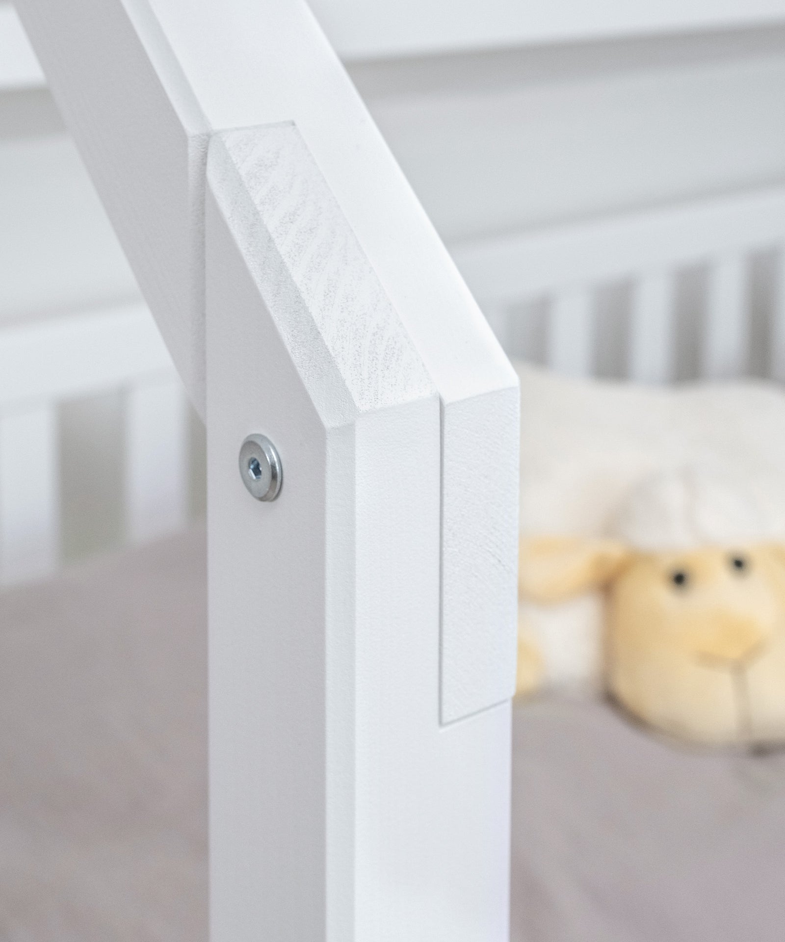 Nahaufnahme Hausbett Kiefer weiß.