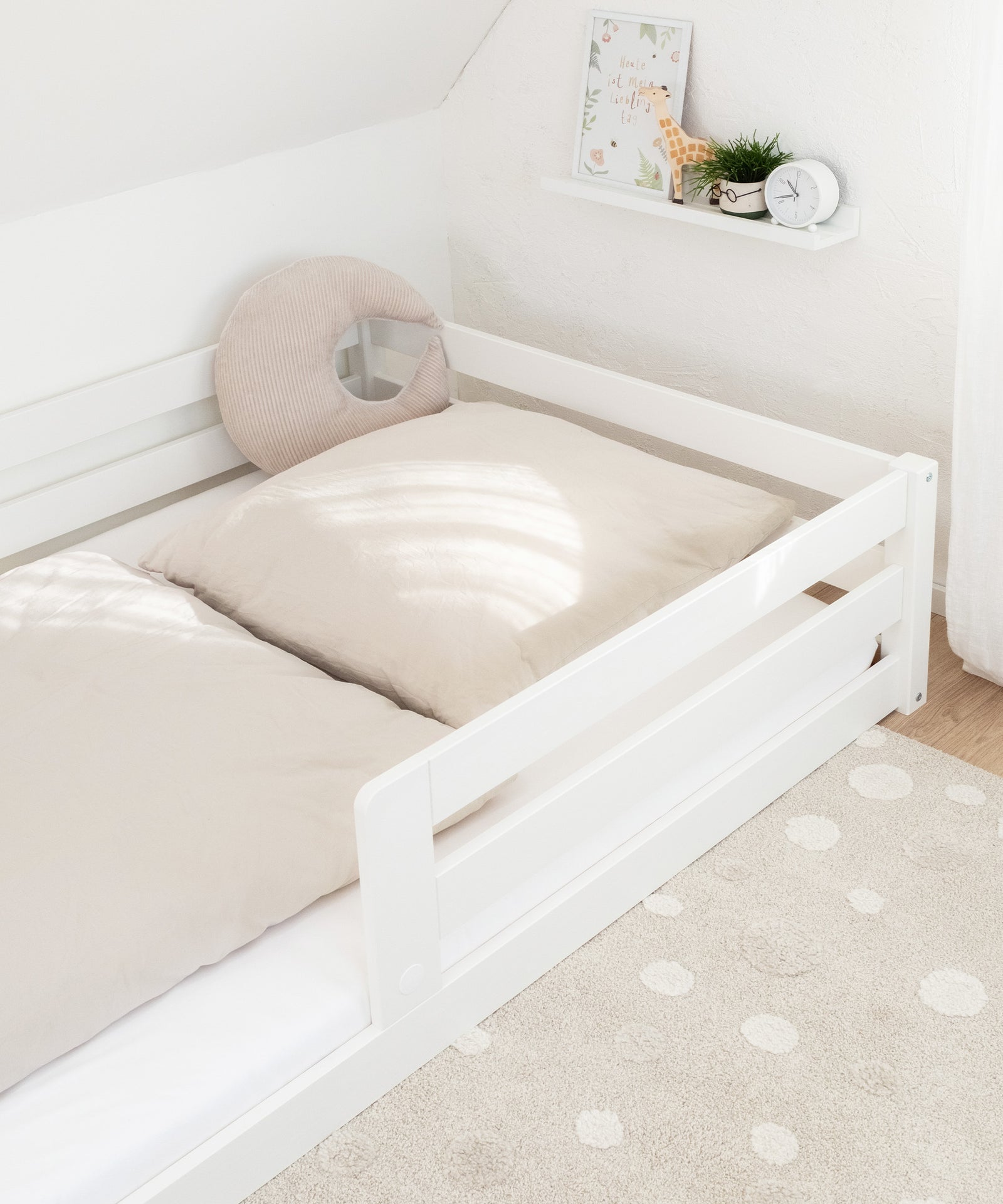 Bodenbett Sona im Kinderzimmer mit Bettwäsche.