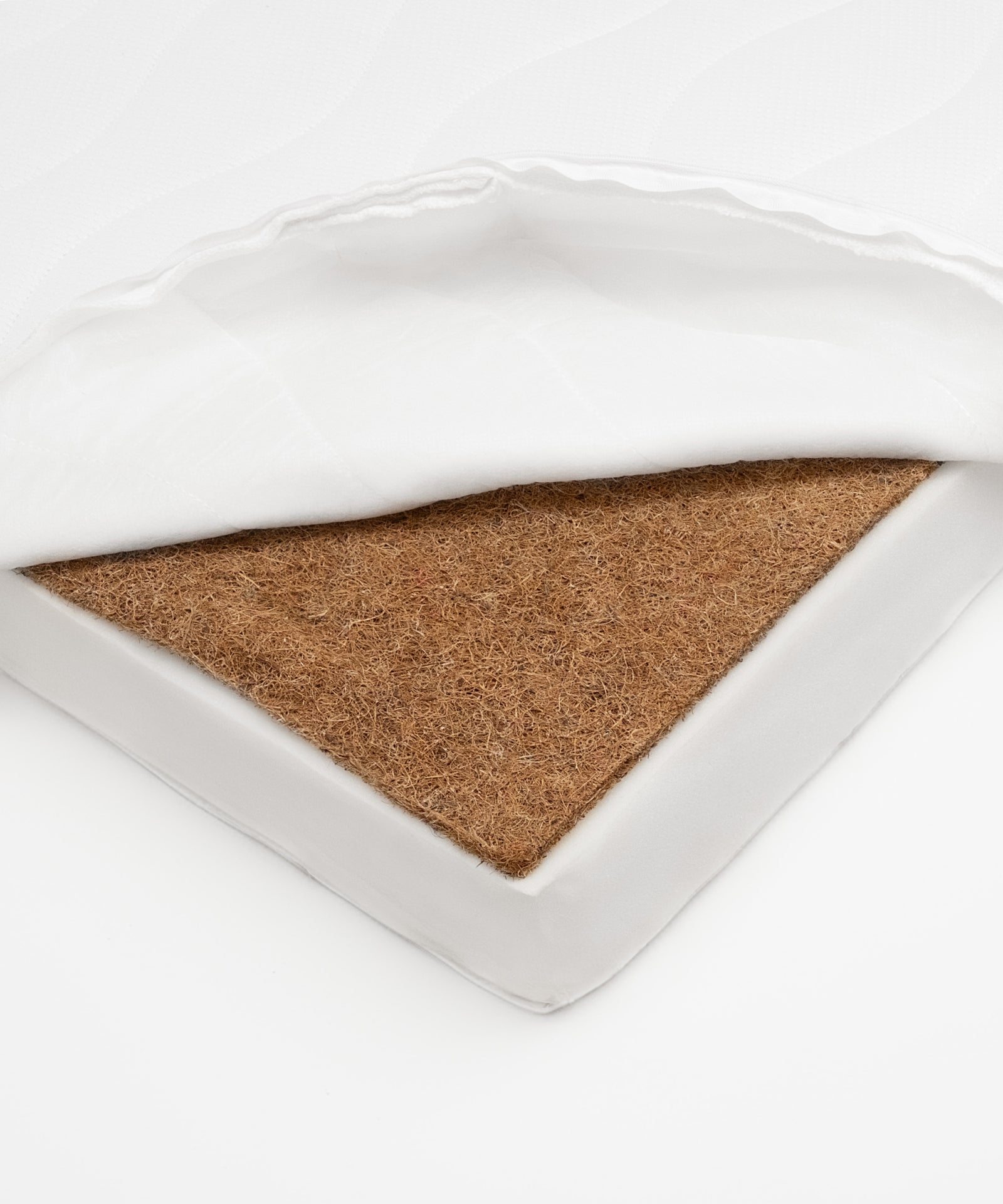 Natürliche und geprüfte Materialien*Die Kokos-Schicht besteht aus natürlichen Fasern & ist OEKO-TEX®
STANDARD 100 zertifiziert — für einen unbedenklichen Einsatz.|Kindermatratze mit natürlicher Kokos-Schicht und geprüften Materialien