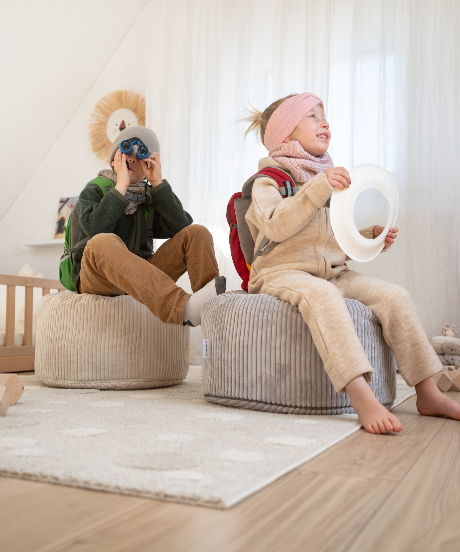 Runder Pouf wird beim Spielen zum kreativen Bestandteil im Kinderzimmer