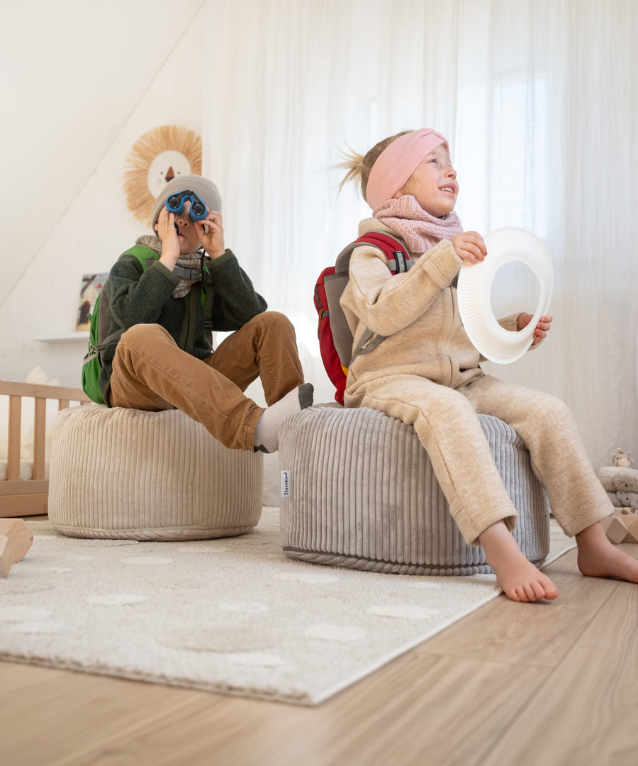 Runder Pouf wird beim Spielen zum kreativen Bestandteil im Kinderzimmer