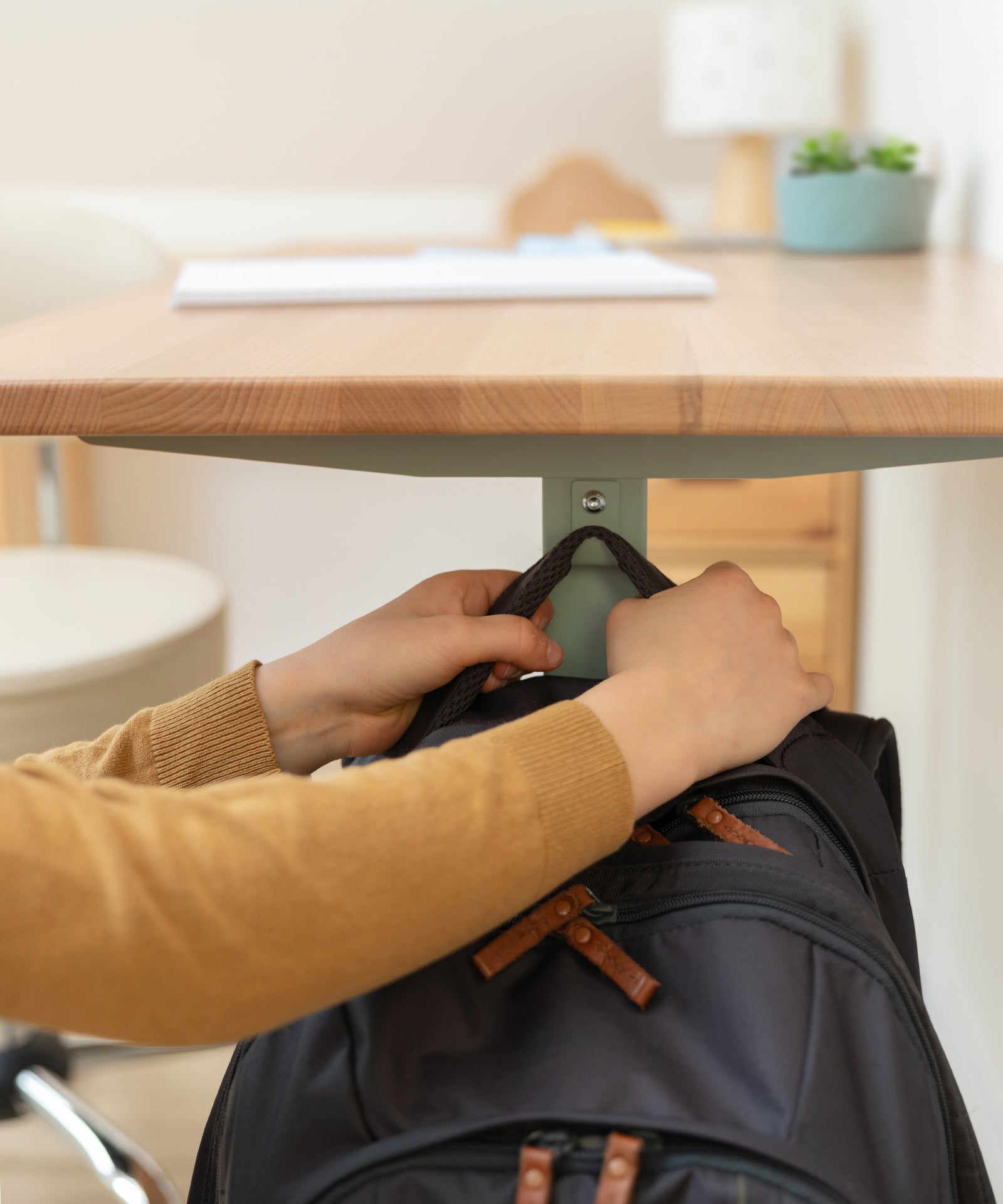 Praktischer Haken inklusive*Seitlich montierbar - ideal zum Aufhängen von Rucksack, Tasche oder Kopfhörern.| Seitlicher Haken am Kinderschreibtisch bietet Platz für Schulranzen.