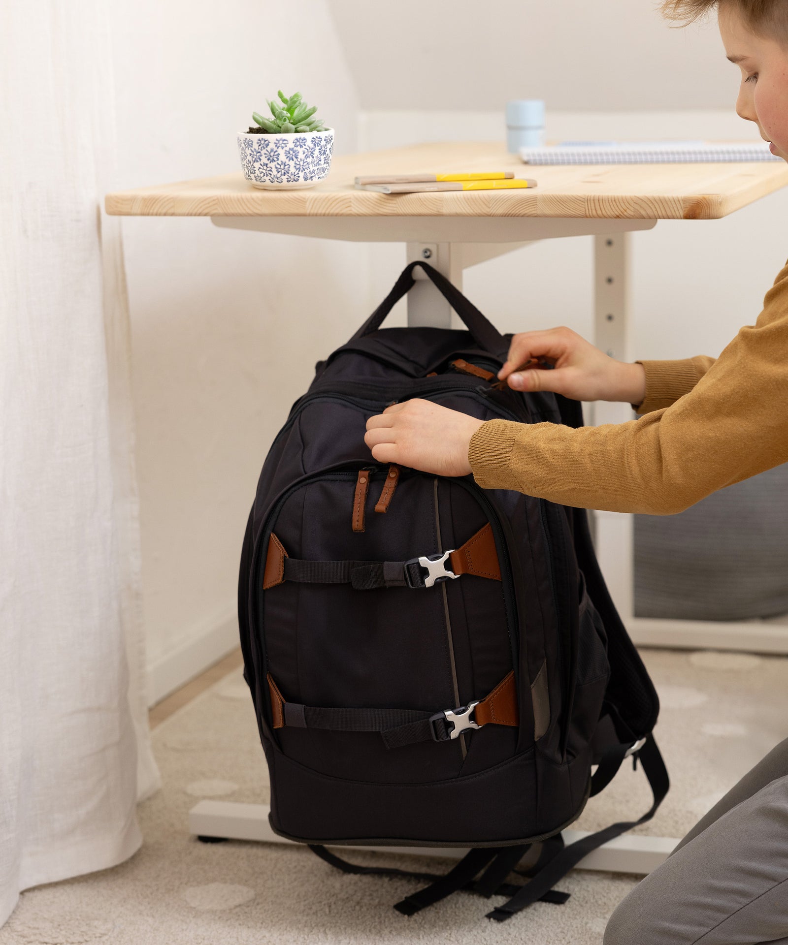 Praktischer Haken inklusive*Seitlich montierbar - ideal zum Aufhängen von Rucksack, Tasche oder Kopfhörern.|Seitlicher Haken am Kinderschreibtisch bietet Platz für Schulranzen.
