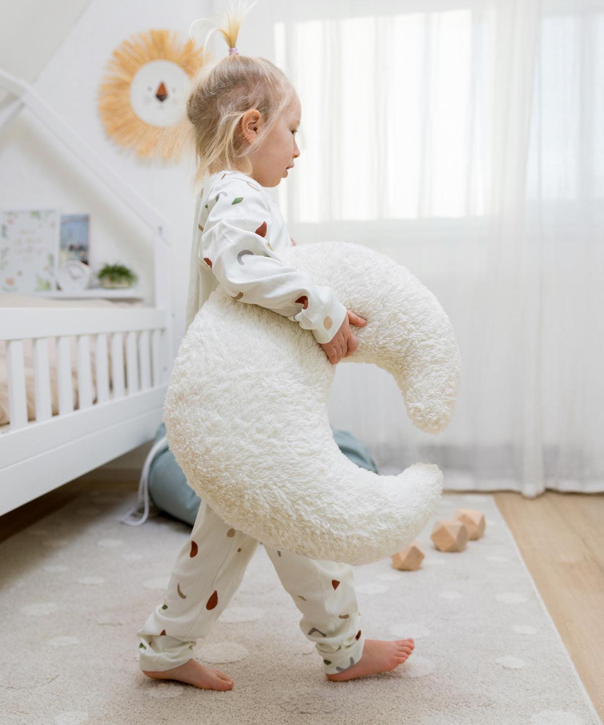 Kuschelkissen in Mondform ergänzt die gemütliche Kinderzimmer-Dekoration