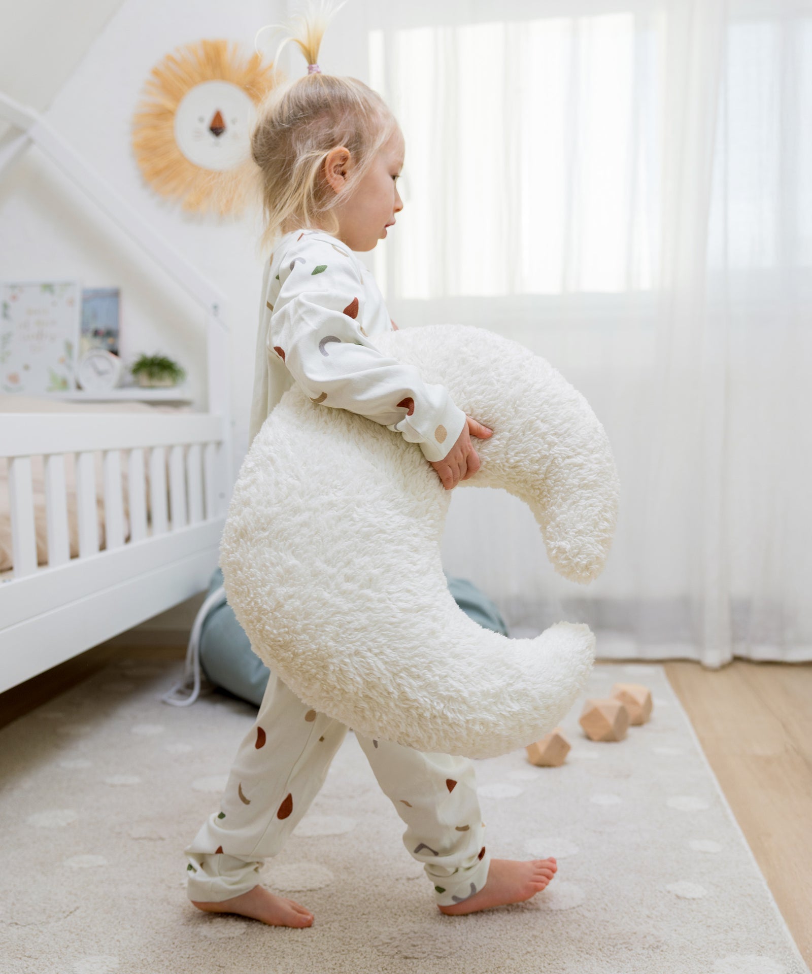 Kuschelkissen in Mondform ergänzt die gemütliche Kinderzimmer-Dekoration