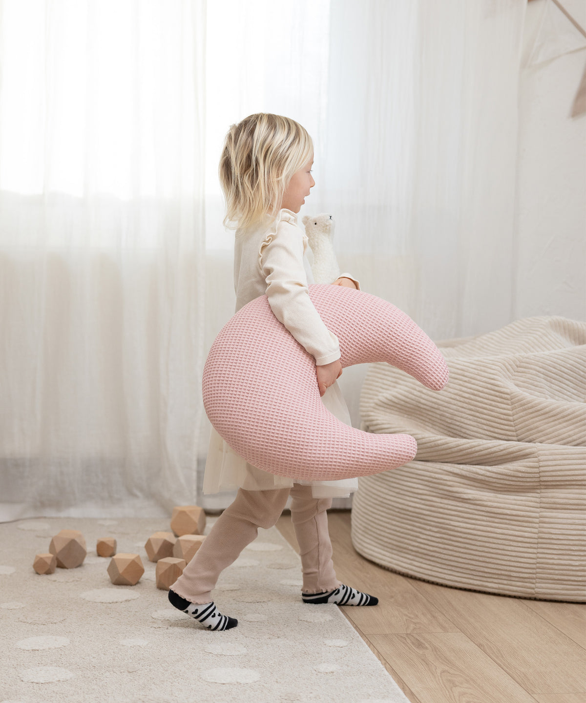 Kuschelkissen in Mondform ergänzt die gemütliche Kinderzimmer-Dekoration