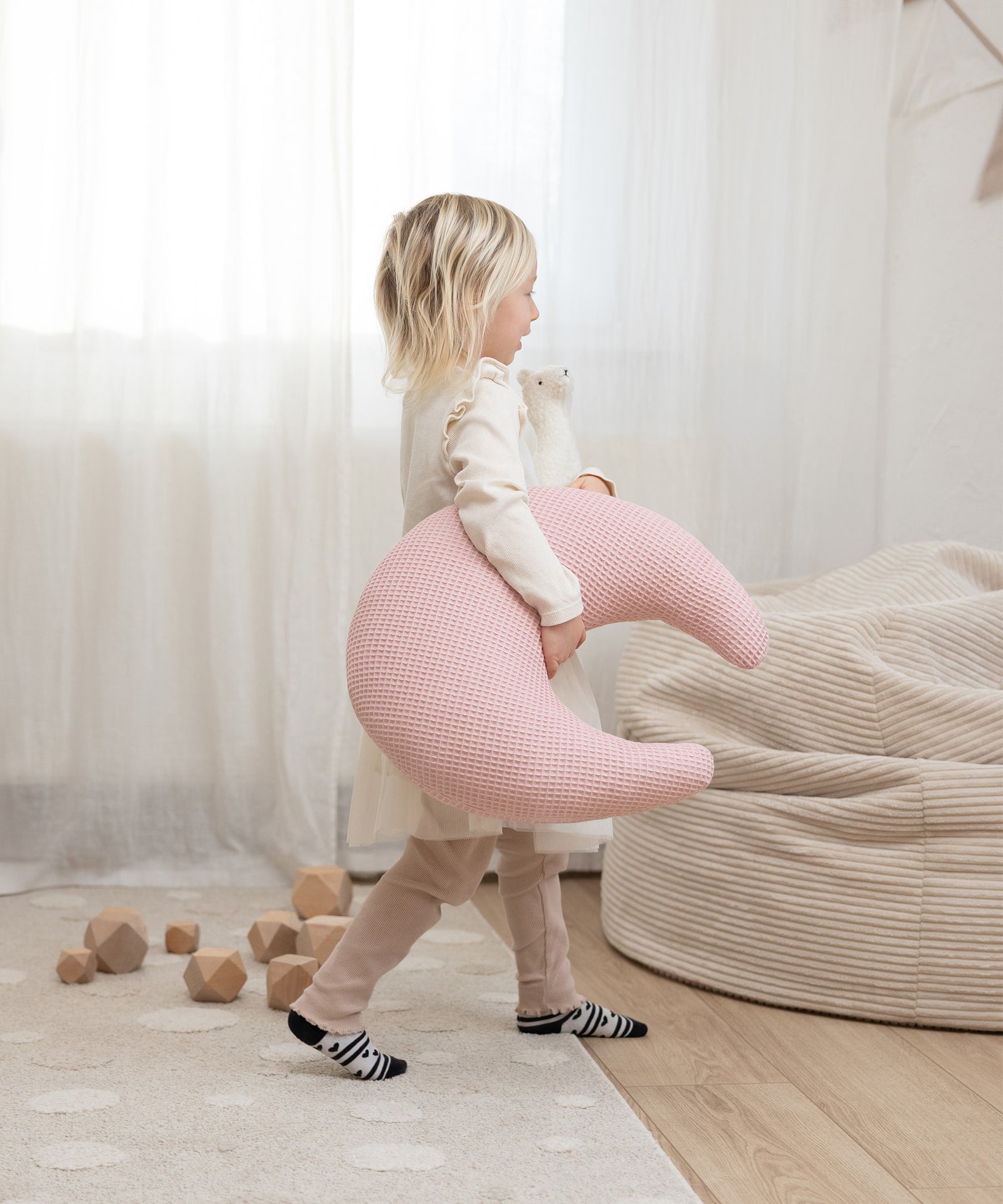 Kuschelkissen in Mondform ergänzt die gemütliche Kinderzimmer-Dekoration