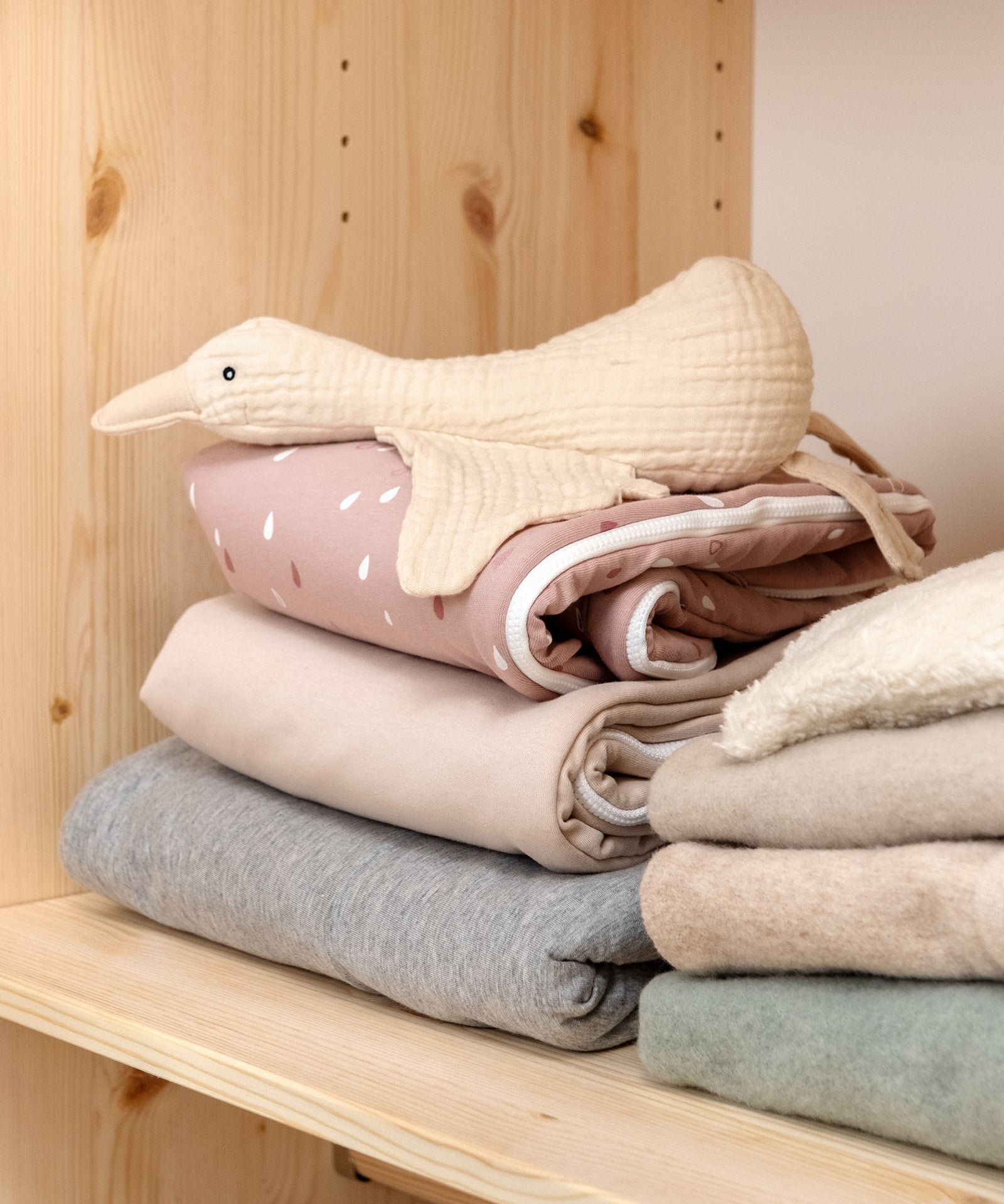 Ordnung mit System*Zwei Einlegeböden und eine Kleiderstange schaffen übersichtlichen Stauraum - Kleidung, Bücher und Spielsachen immer gut sortiert.| Innenraum mit zwei Einlegeböden und Kleiderstange sorgt im Schrank für übersichtlichen Stauraum.