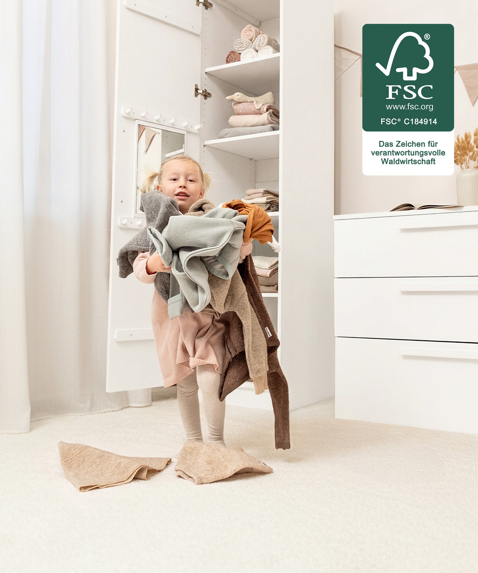 Für kleine Hände gemacht*Durchdacht in der Höhe: Kinder können Kleidung selbst erreichen - fördert Selbstständigkeit und spielerisches Aufräumen.| Die kindgerechte Höhe ermöglicht es Kindern, ihre Kleidung selbst zu erreichen und spielerisch Ordnung zu lernen.