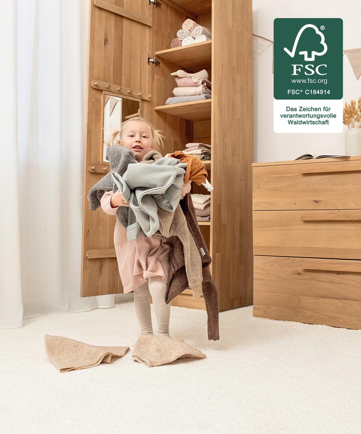 Für kleine Hände gemacht*Durchdacht in der Höhe: Kinder können Kleidung selbst erreichen - fördert Selbstständigkeit und spielerisches Aufräumen.| Die kindgerechte Höhe ermöglicht es Kindern, ihre Kleidung selbst zu erreichen und spielerisch Ordnung zu lernen.