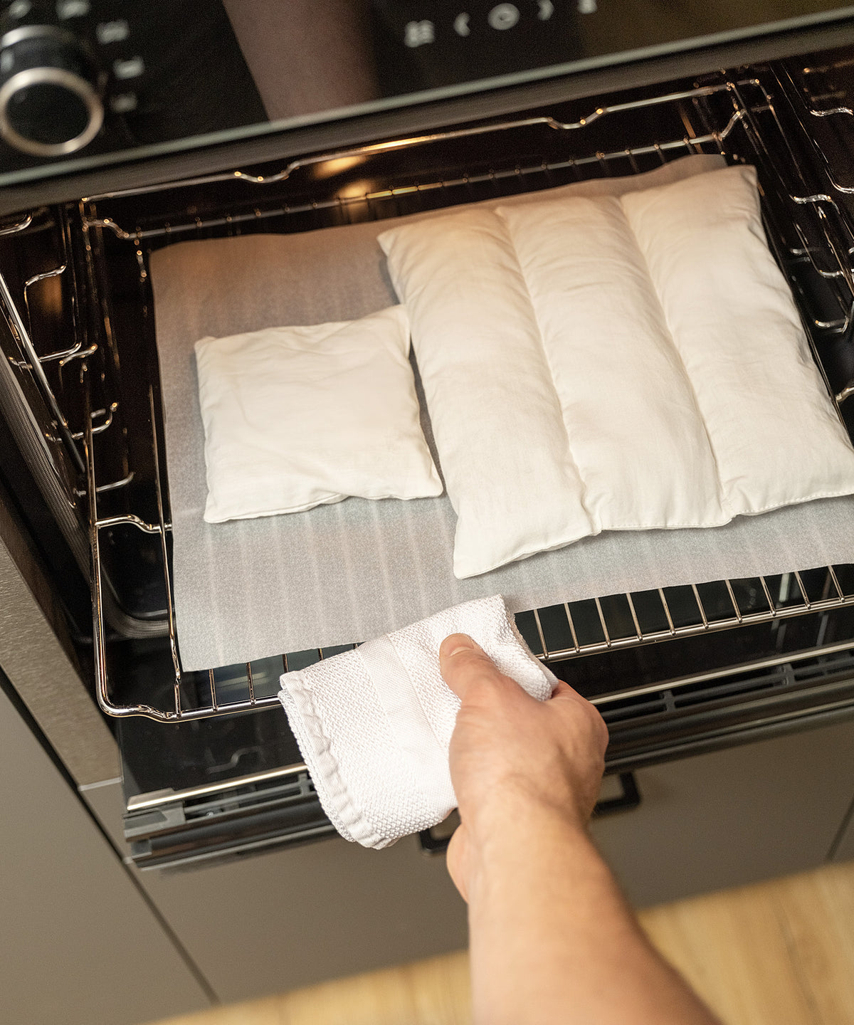 Herausnehmbares Inlett*Zum Erwärmen oder Kühlen nur das wiederverwendbare Inlett mit Kirschkernfüllung nutzen - hygienisch und langlebig.| Wärmekissen liegen auf dem Rost im Backofen und können erwärmt werden.