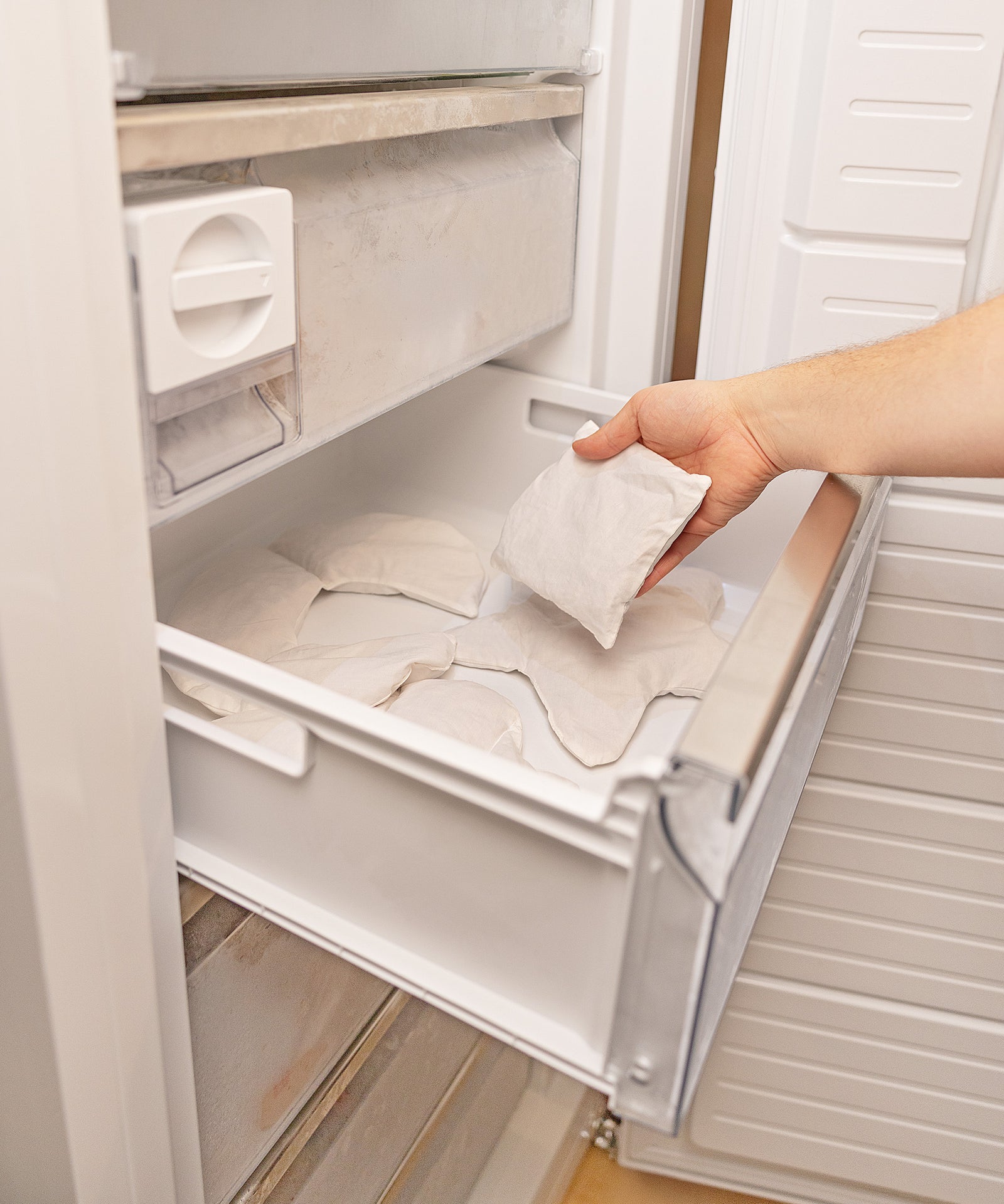 Sanfte Kälteanwendung*Einfach das mit Kirschkernen gefüllte Inlett ins Gefrierfach legen - so kühlt das Kissen angenehm und wirkt erfrischend.| Kirschkernkissen wird in das Gefrierfach gelegt.