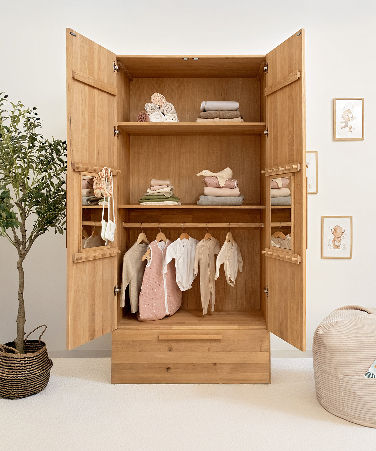 Mitwachsendes Design*Dank Rastersystem lässt sich der Innenraum individuell anpassen - so wächst der Schrank mit den Bedürfnissen deines Kindes mit.| Die flexible Innenaufteilung wächst mit dem Kind mit und lässt sich jederzeit neu gestalten.