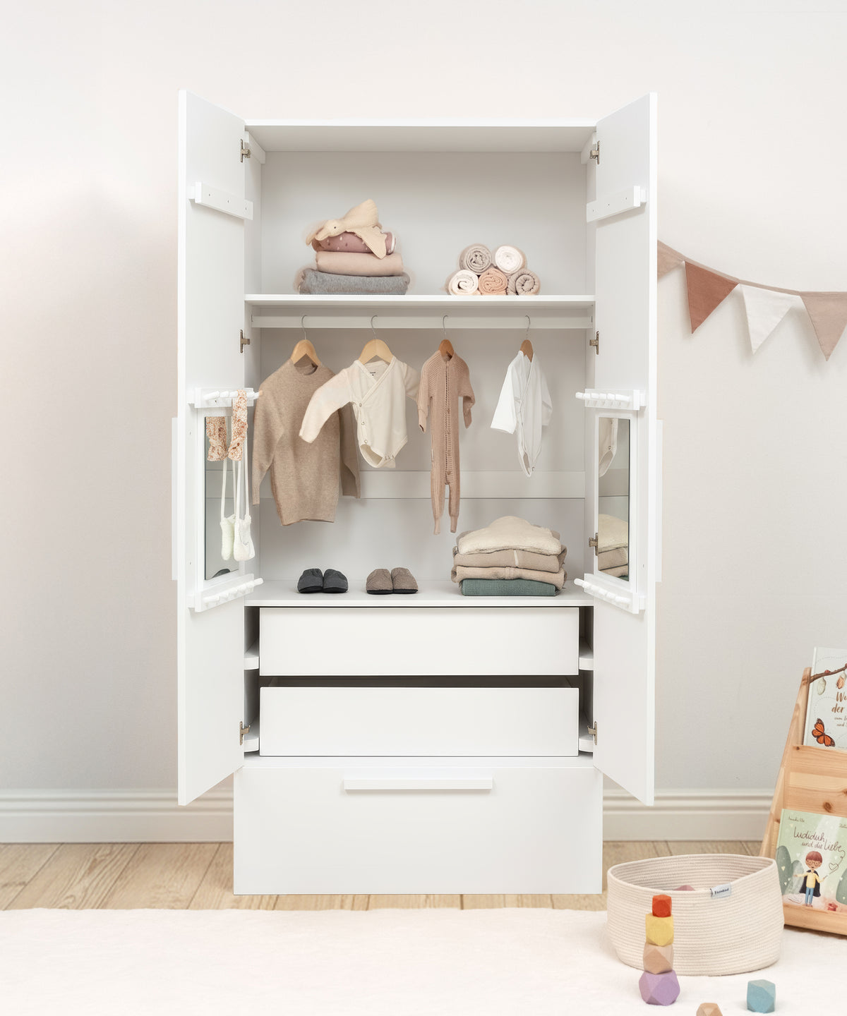 Mitwachsendes Design*Dank Rastersystem lässt sich der Innenraum individuell anpassen - so wächst der Schrank mit den Bedürfnissen deines Kindes mit.| Die flexible Innenaufteilung wächst mit dem Kind mit und lässt sich jederzeit neu gestalten.