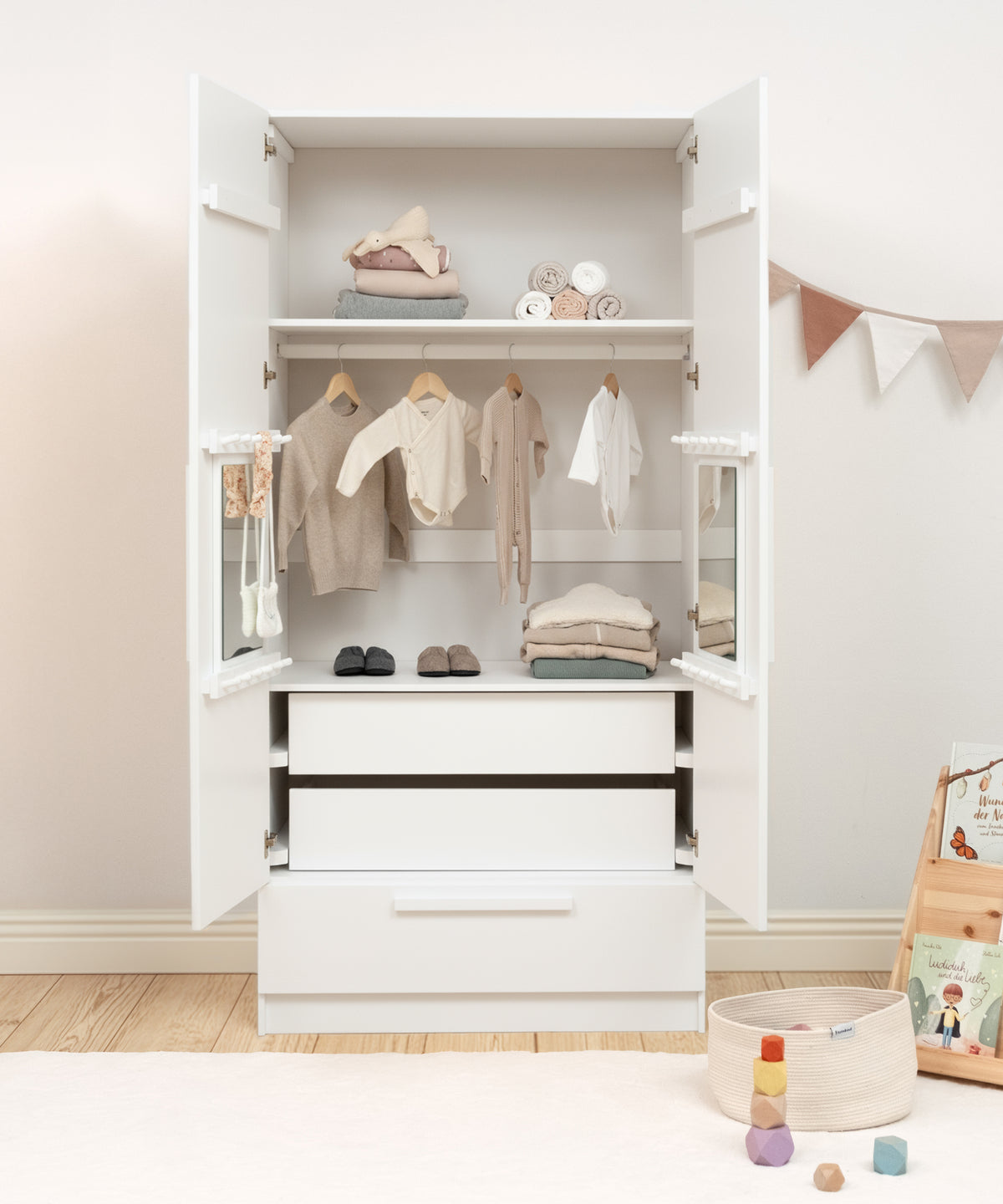 Mitwachsendes Design*Dank Rastersystem lässt sich der Innenraum individuell anpassen - so wächst der Schrank mit den Bedürfnissen deines Kindes mit.| Die flexible Innenaufteilung wächst mit dem Kind mit und lässt sich jederzeit neu gestalten.