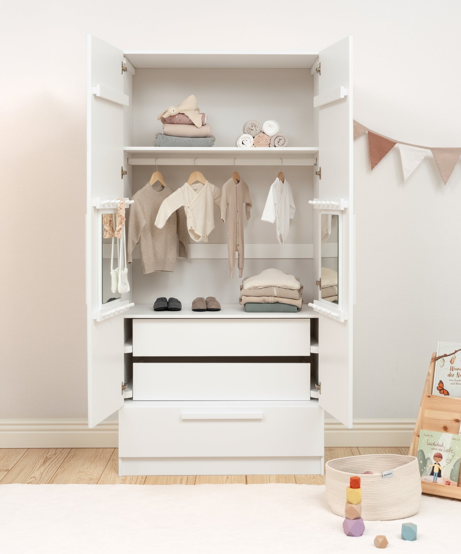 Mitwachsendes Design*Dank Rastersystem lässt sich der Innenraum individuell anpassen - so wächst der Schrank mit den Bedürfnissen deines Kindes mit.| Die flexible Innenaufteilung wächst mit dem Kind mit und lässt sich jederzeit neu gestalten.